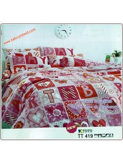ผ้าปูที่นอนลายหัวใจสีชมพูอมแดง แซมลายดอกไม้ และ ตัวหนังสือภาษาอังกฤษ- TT419 - ชุดเครื่องนอนโตโต้ลายหัวใจ TOTO ไม่มีรอยต่อ ยางยืดรัดรอบที่นอน