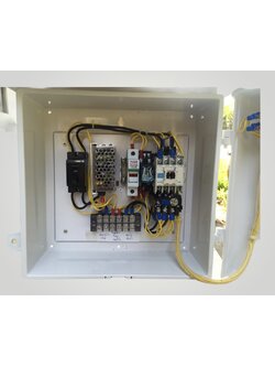 ตู้ควบคุมปั๊มน้ำ 1 HP 1เฟส 220 v ใช้กับลูกลอยไฟฟ้า 24Vdc ตู้พลาสติก