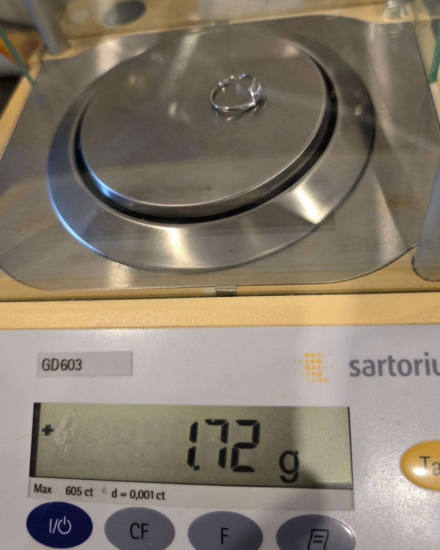 🚫ปิดการขาย(SoIdOut)🚫แหวนทองคำขาว 14K เพชร Princess cut 7 ตัง 2 เม็ด เพชรเกสร 2 ตัง 6 เม็ด รวม 26 ตัง น้ำ 96-97 ความสะอาด vvs-vs ไซส์ 48 น้ำหนัก 1.72 กรัม ราคา 4,800.-(Net)