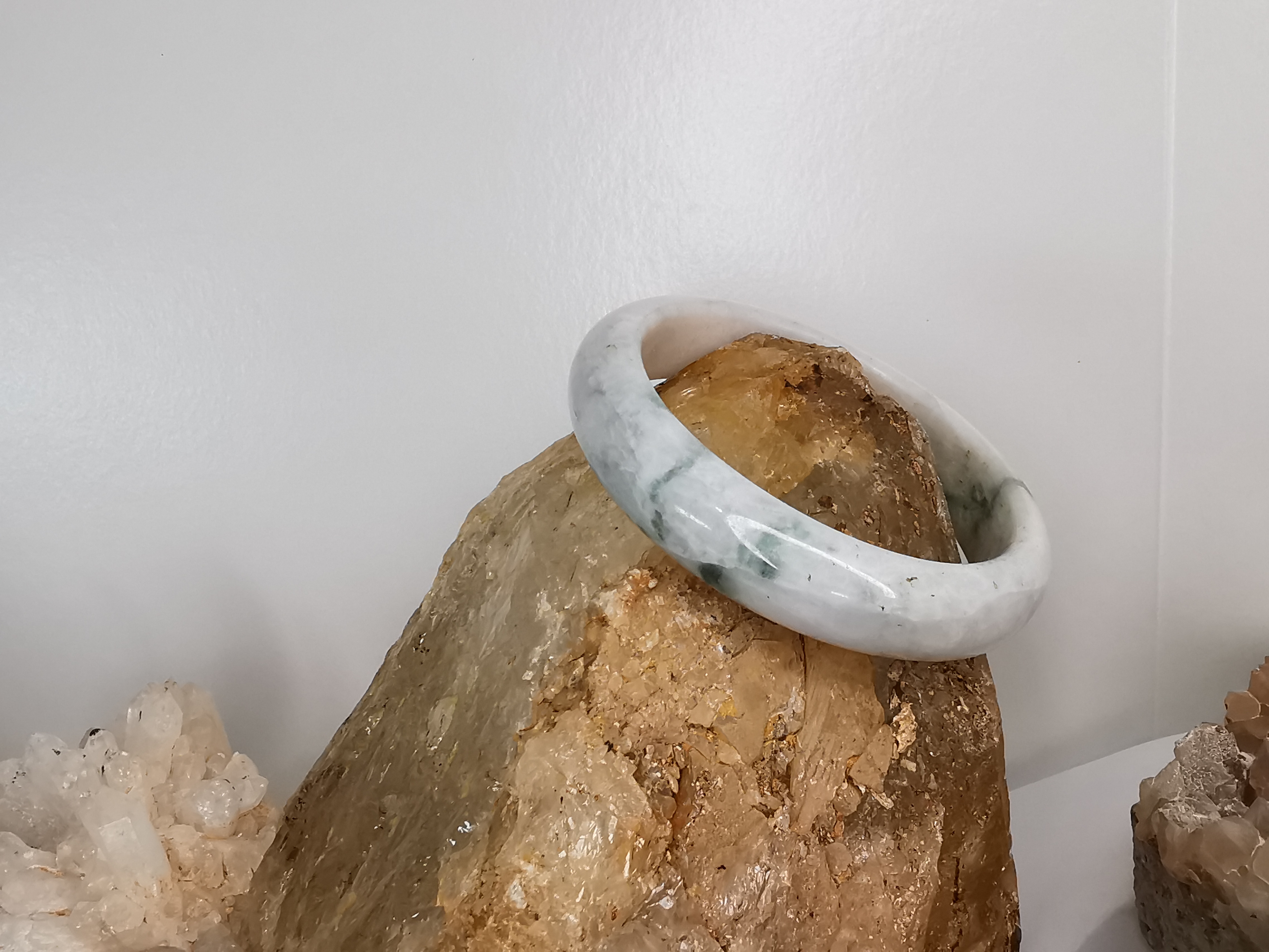 White Green Jade Bangle กำไลหยกเจไดต์แท้ Diameter/ เส้นผ่านศูนย์กลางด้านใน 57 mm.