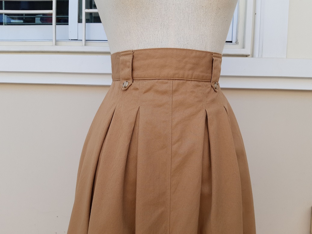 กระโปรงสีกากี จีบทวิตบน ผ้าอยู่ทรงสวยๆ