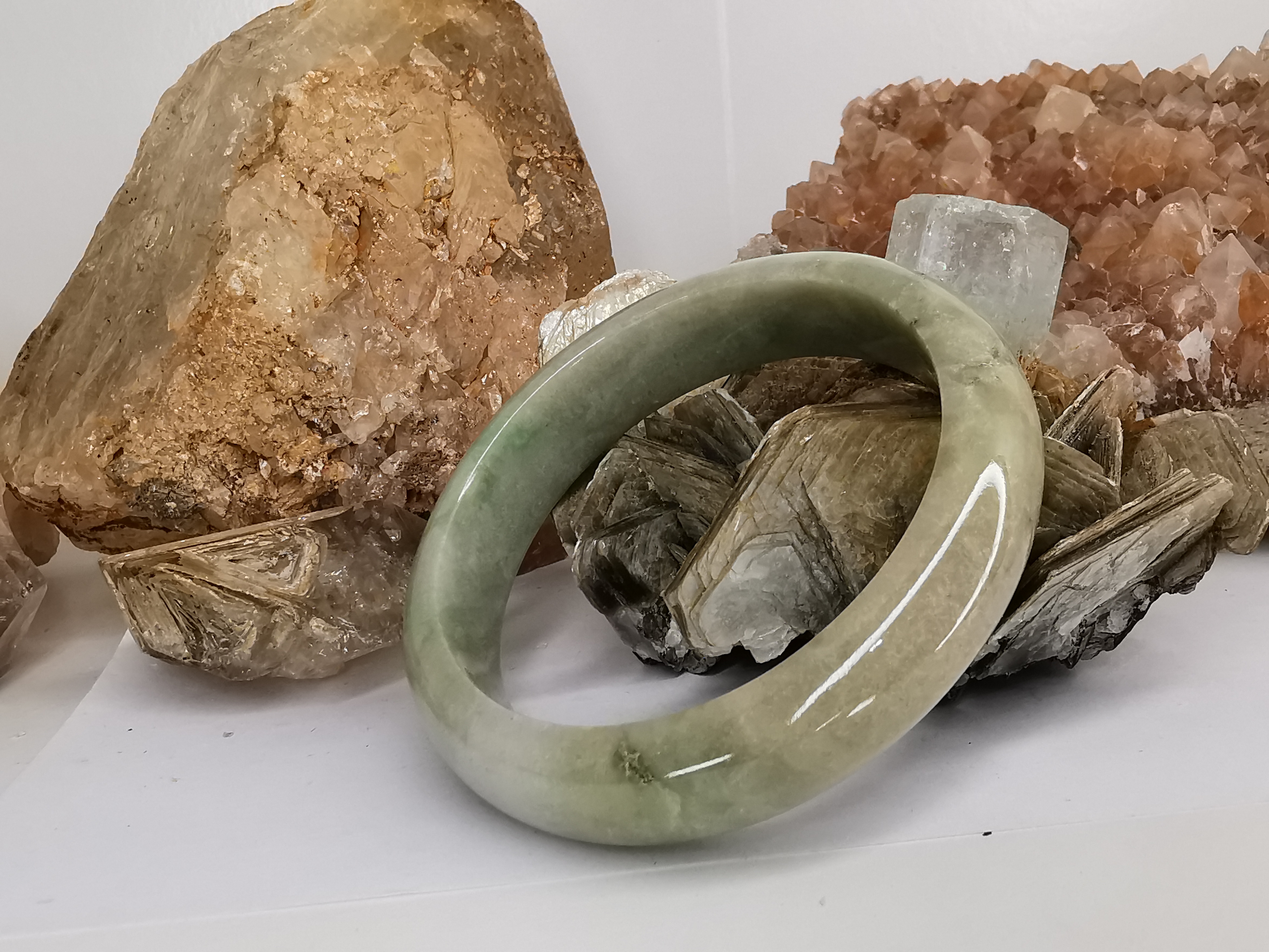 Green Yellow Bangle กำไลหยกเจไดต์แท้ Diameter/ เส้นผ่านศูนย์กลางด้านใน 58 mm.