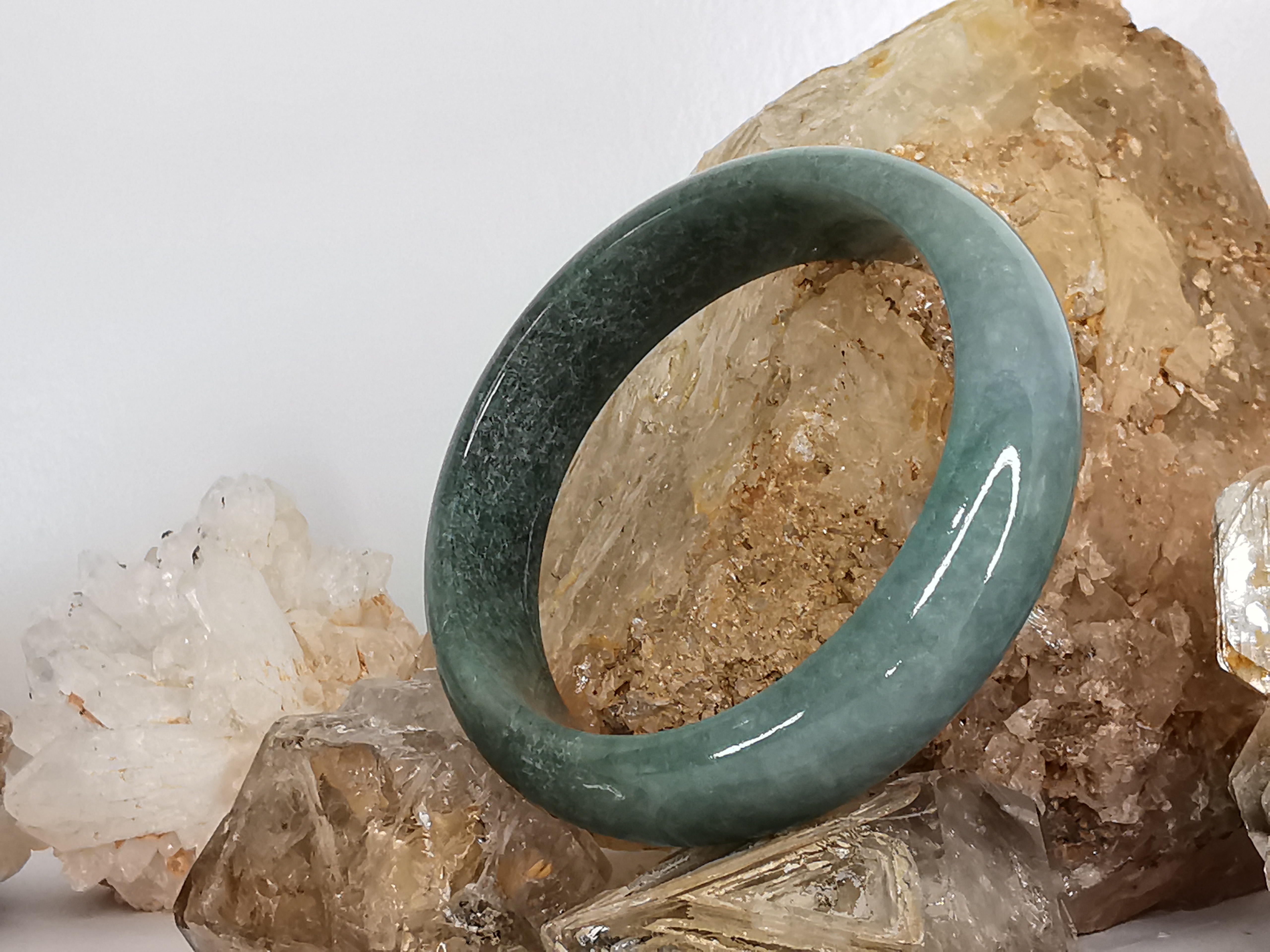 Green Bangle กำไลหยกเจไดต์แท้ Diameter/ เส้นผ่านศูนย์กลางด้านใน 55 mm.