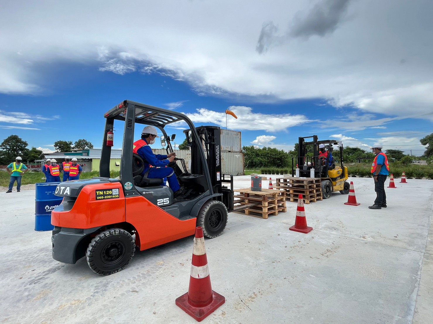 อบรมหลักสูตร Forklift โฟล์คลิฟท์ ตามกฎหมายใหม่ หลักสูตรการอบรมลูกจ้างซึ่งจะทำหน้าที่ผู้ขับรถยก