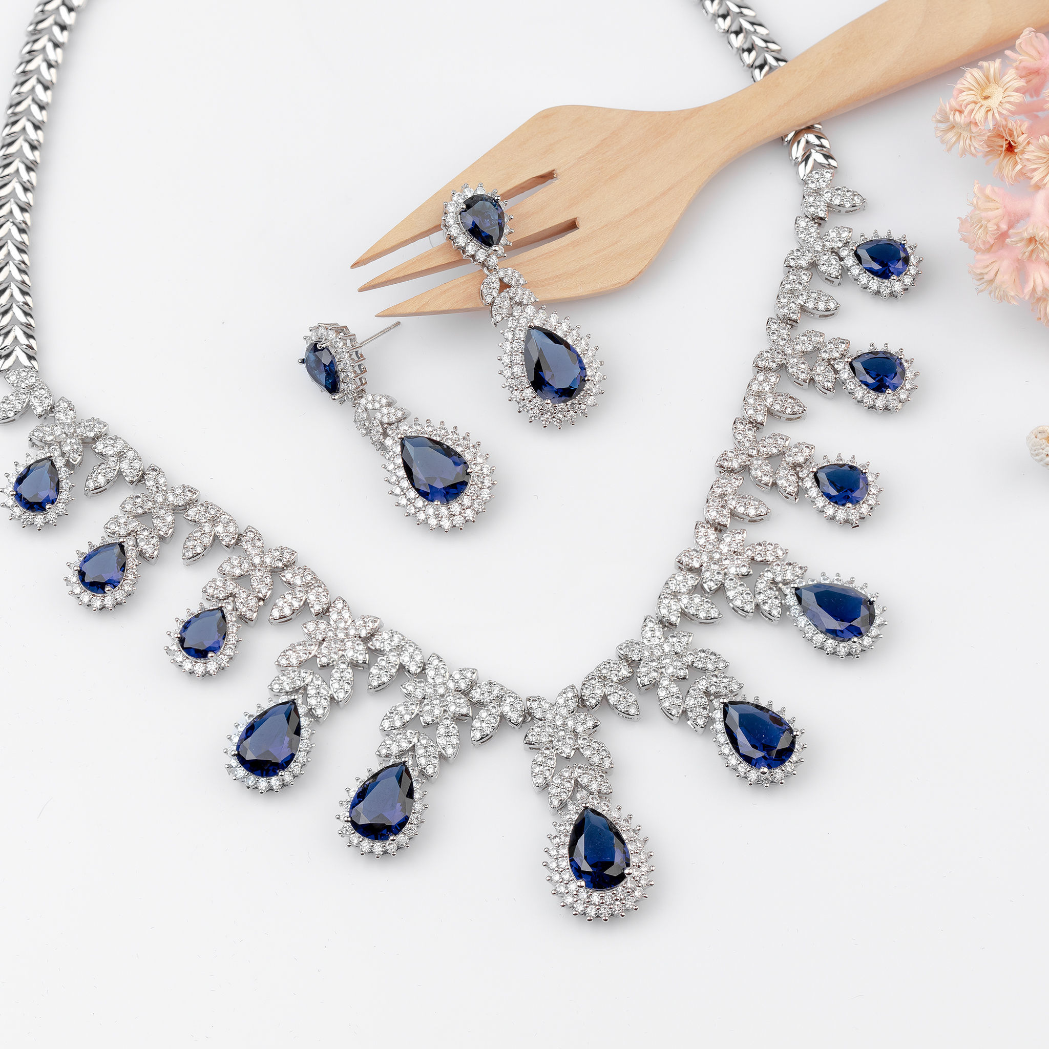 BLUE SAPPHIRE DIAMOND 18K WHITE GOLD NECKLACE EARRING สร้อยคอ ต่างหู ไพลิน ล้อมเพชร ทอง 18K Pre-order
