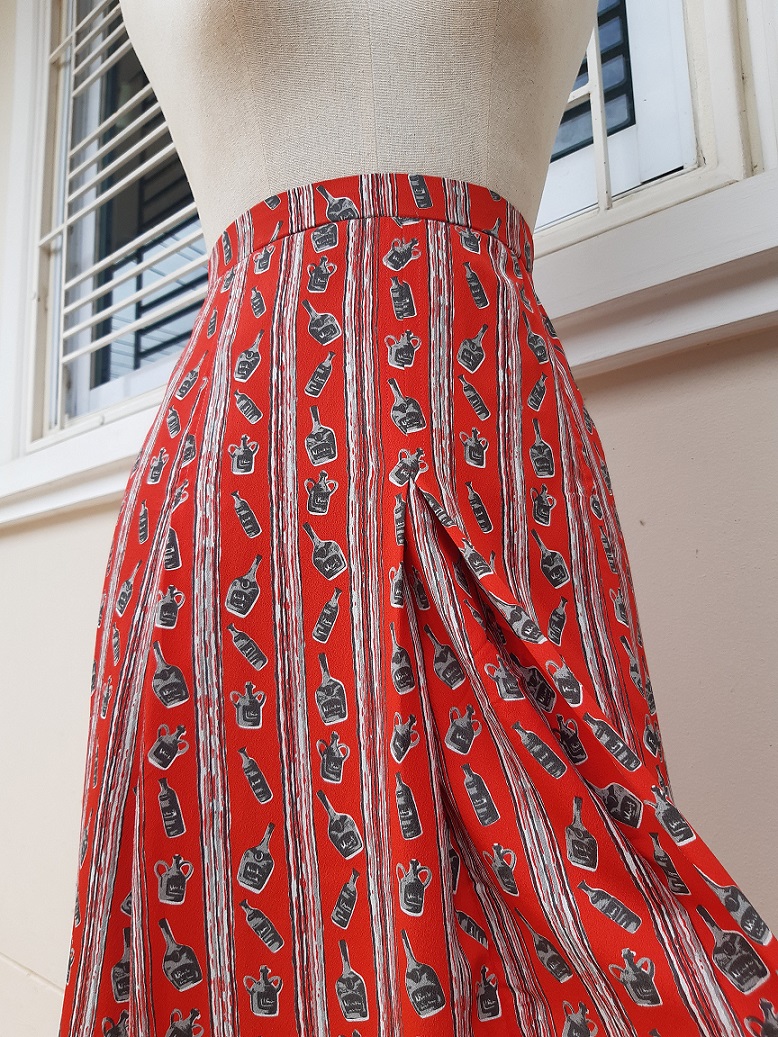 กระโปรงพลีทสีแดงลายขวดแชมเปญ (Vintage skirt)
