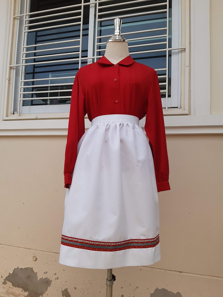 กระโปรงทรงเอสีขาว แต่งแถบแดงลายต้นคริสมาสต์จิ๋วๆ