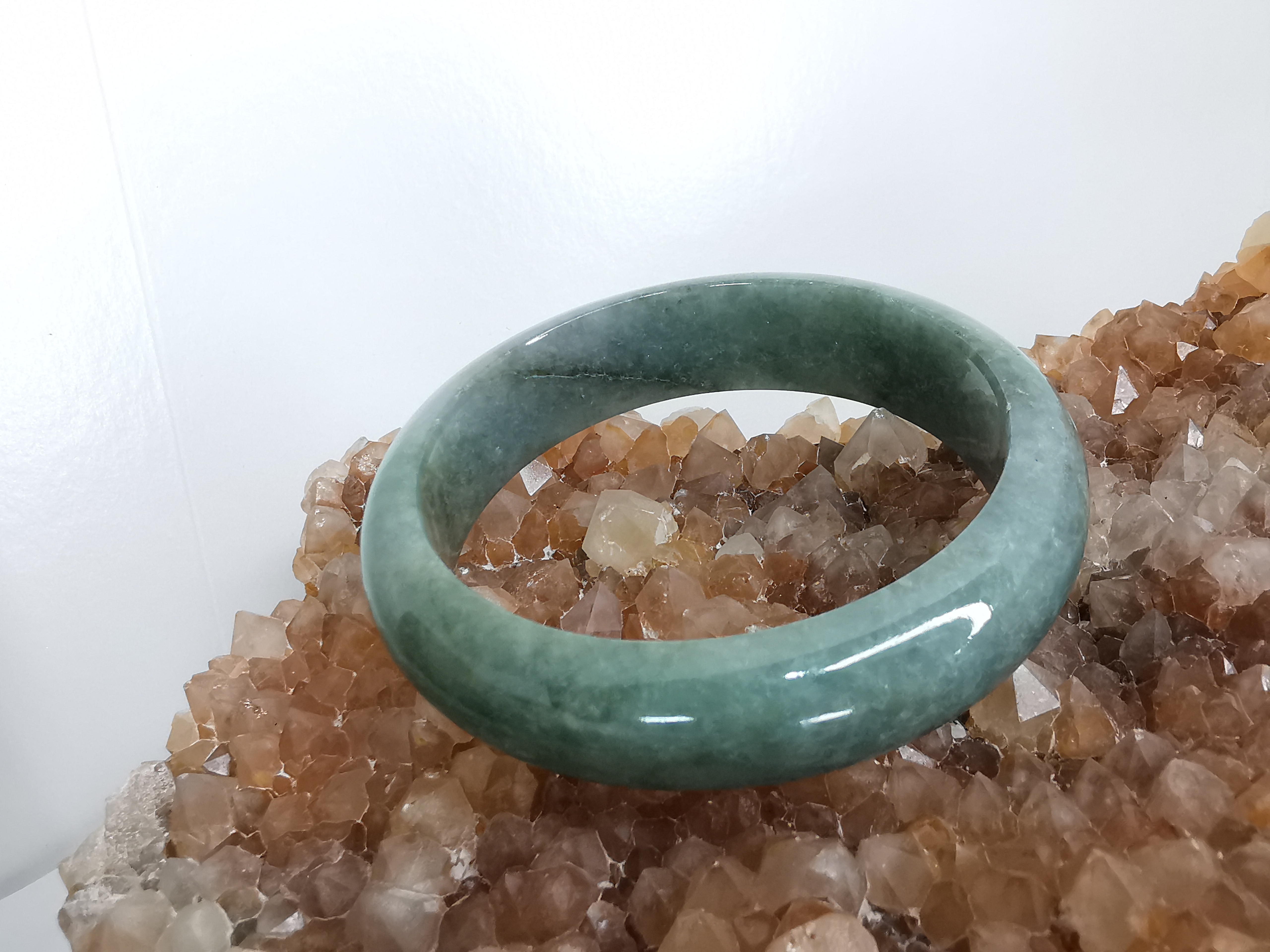 Green Bangle กำไลหยกเจไดต์แท้ Diameter/ เส้นผ่านศูนย์กลางด้านใน 57 mm.