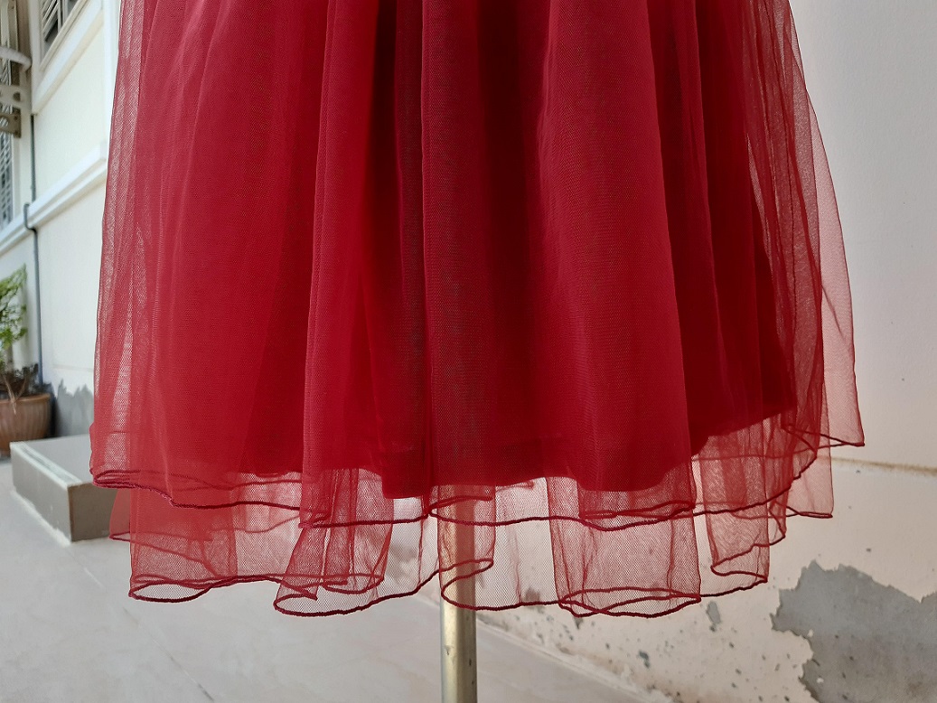 กระโปรงผ้ามุ้งสีแดงสวยๆ