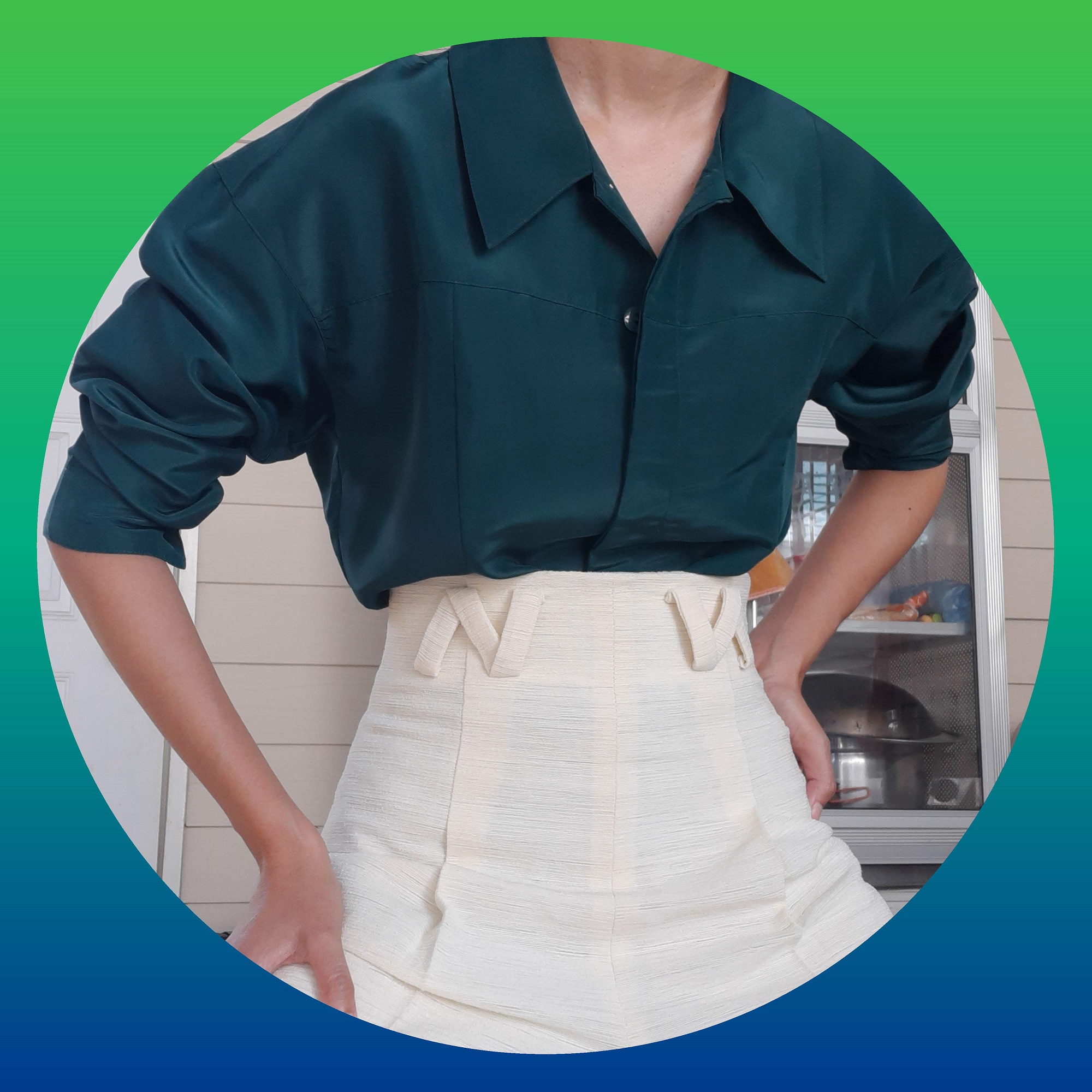 เสื้อเชิ้ตแขนยาวสีเขียวหัวเป็ด