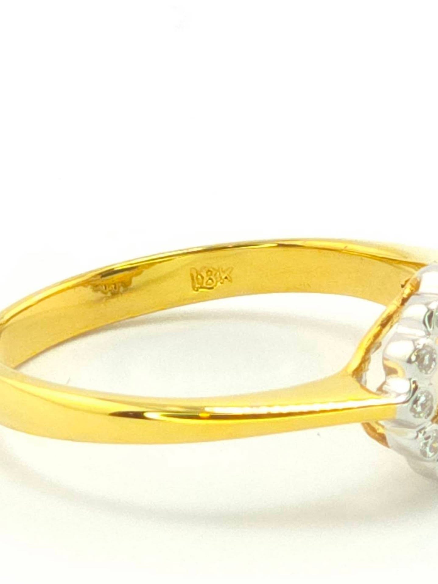 แหวนทองคำ 18K เพชรเกสร 13 ตัง 1 เม็ด 0.5 ตัง 15 เม็ด รวม 20.5 ตัง น้ำ 96-97 ความสะอาด vvs-vs ไซส์ 49 หน้ากว้าง 7.5 มิล น้ำหนัก 2.04 กรัม ราคา 7,500.-(Net)