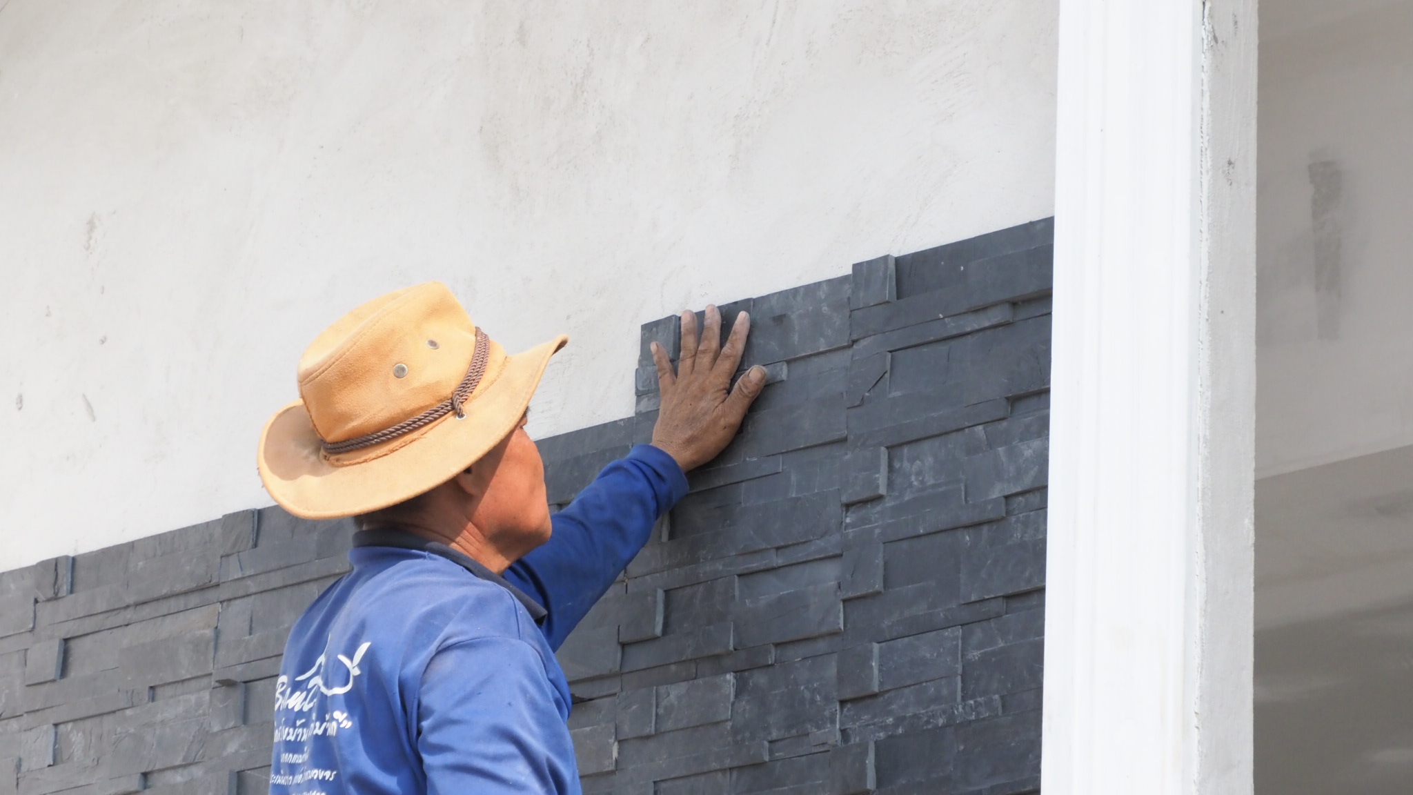 หินกาบจิ๊กซอว์สีดํา แบบ 7 ชิ้น ขนาดแผ่น 10x30 เซ็นติเมตร ผลิตจากหินธรรมชาติแท้