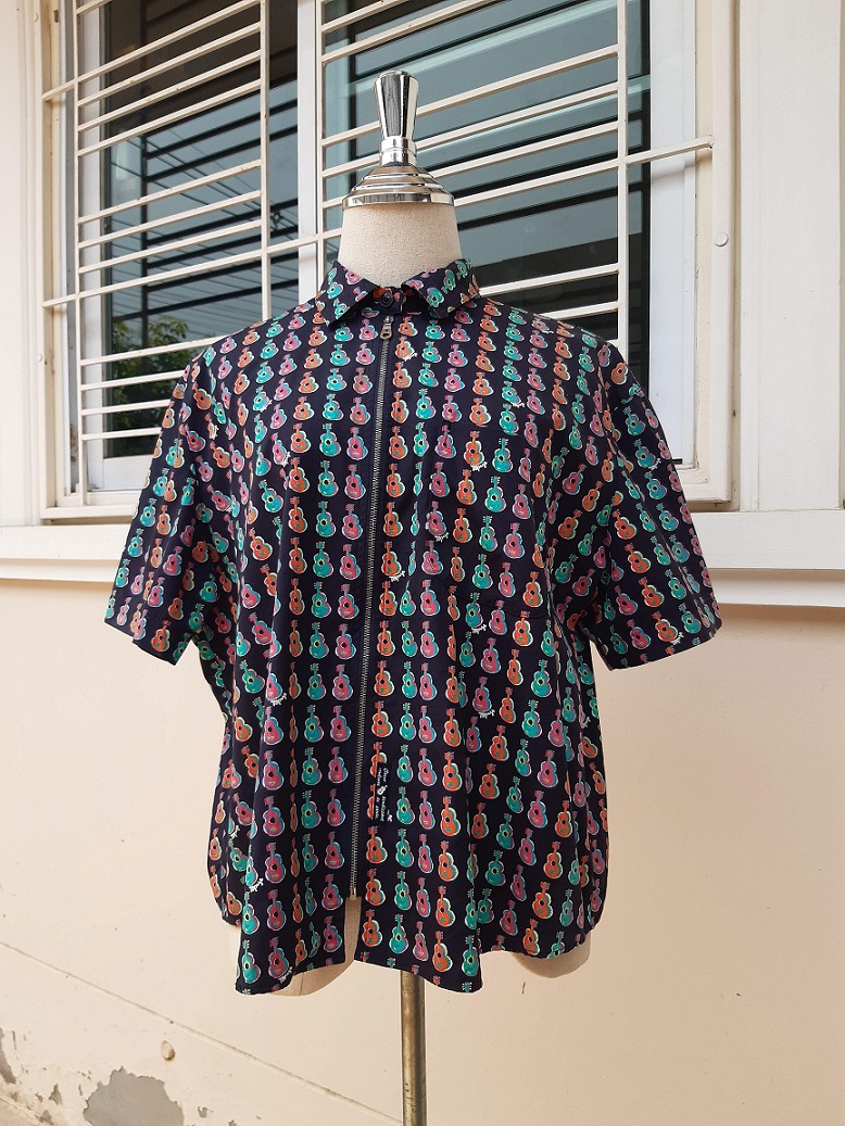 เสื้อเชิ้ตแขนสั้นสีกรมท่าลายกีต้าร์