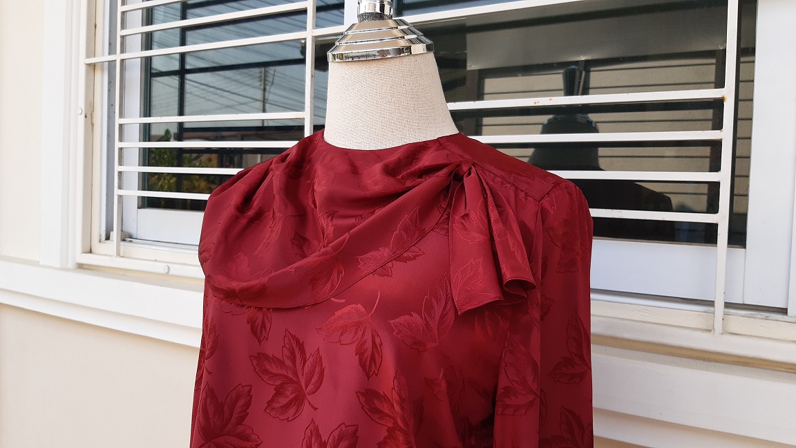 เสื้อวินเทจซาตินสีแดง