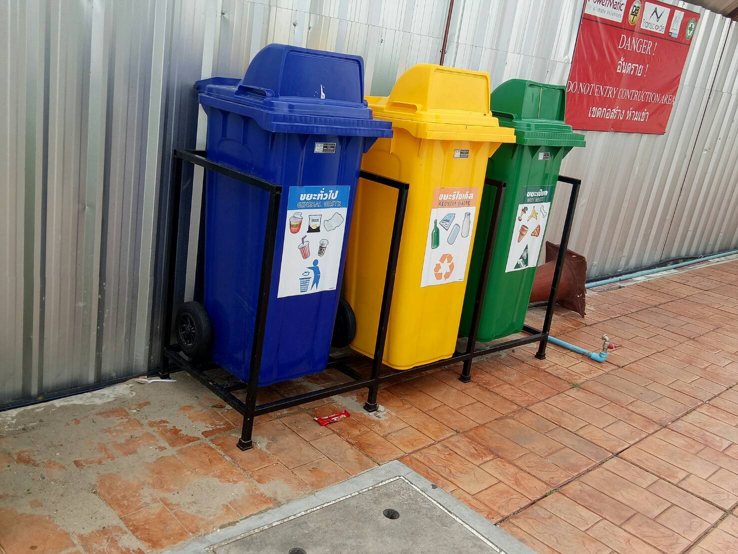 แท่นวางถังขยะ กทม. 120 ลิตร ขนาด 3 ช่อง ไม่มีป้ายแผงหลัง