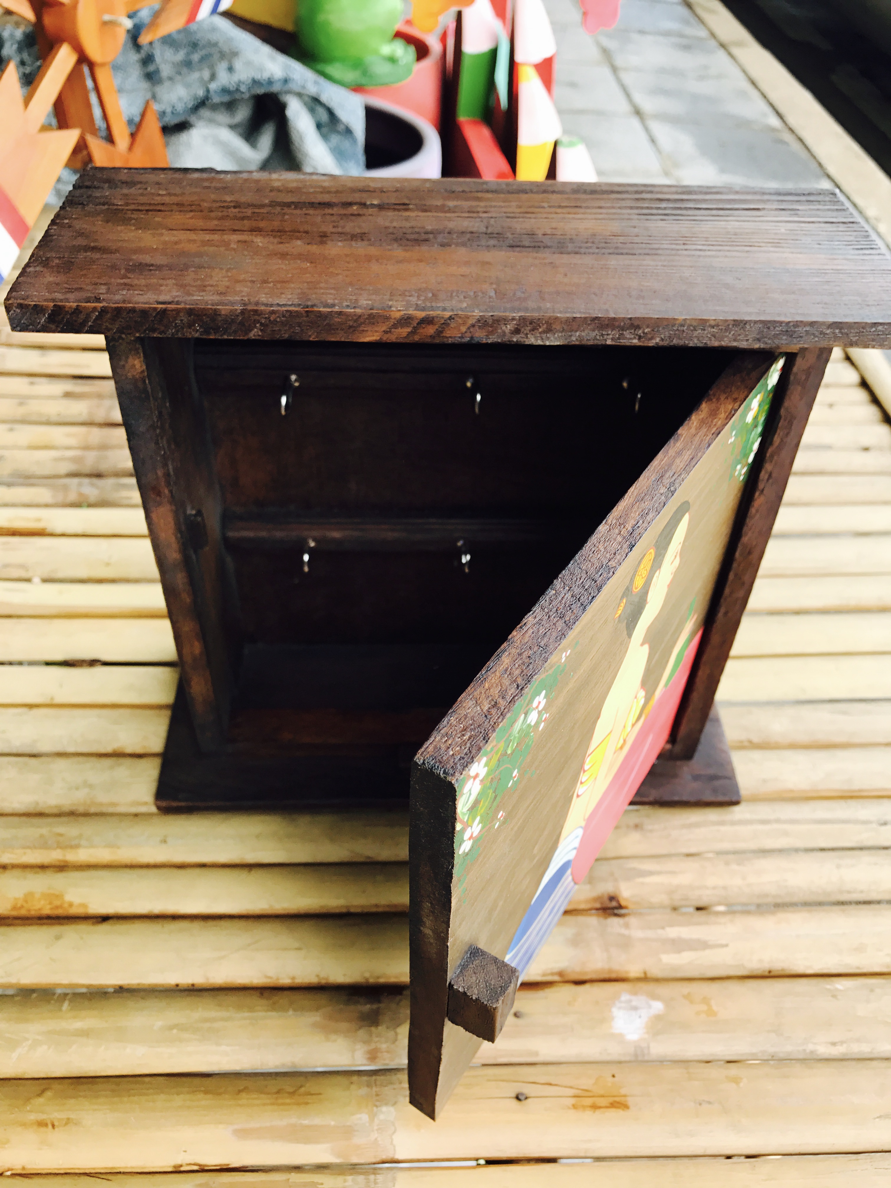 ตู้กุญแจไม้เพ้นท์ลาย