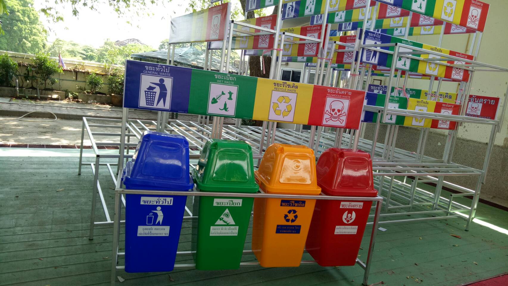 แท่นวางถังขยะแยกประเภท 60 ลิตร ขนาด 4 ช่อง มีแผงป้ายด้านหลัง