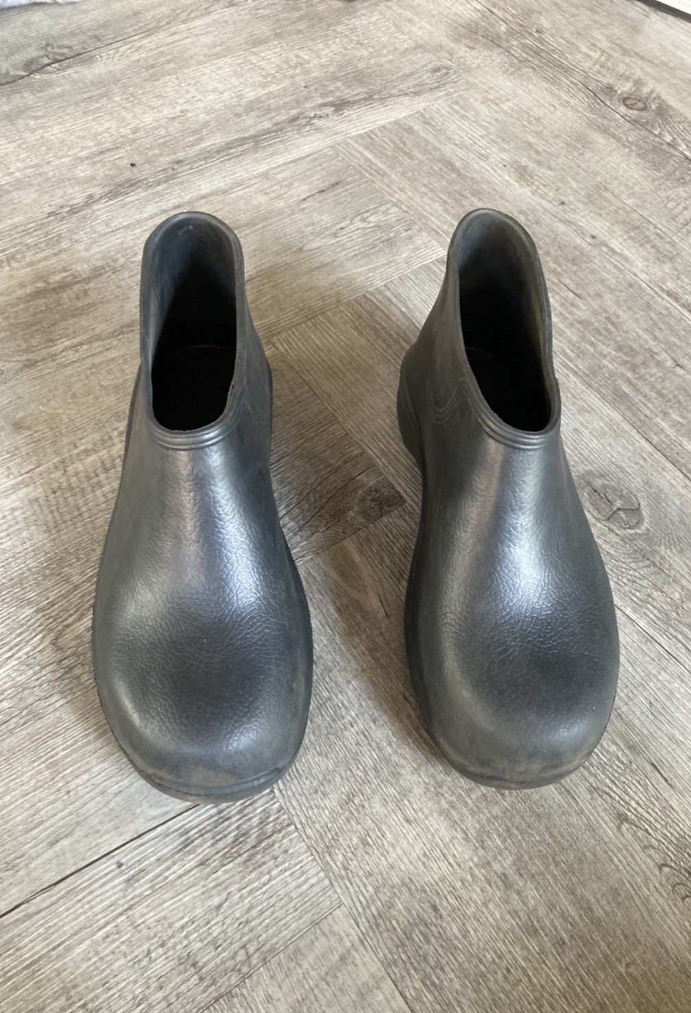 G 220081 รองเท้าบูทยาง ราคาเช่า 30 บาท ต่อ 1 วัน