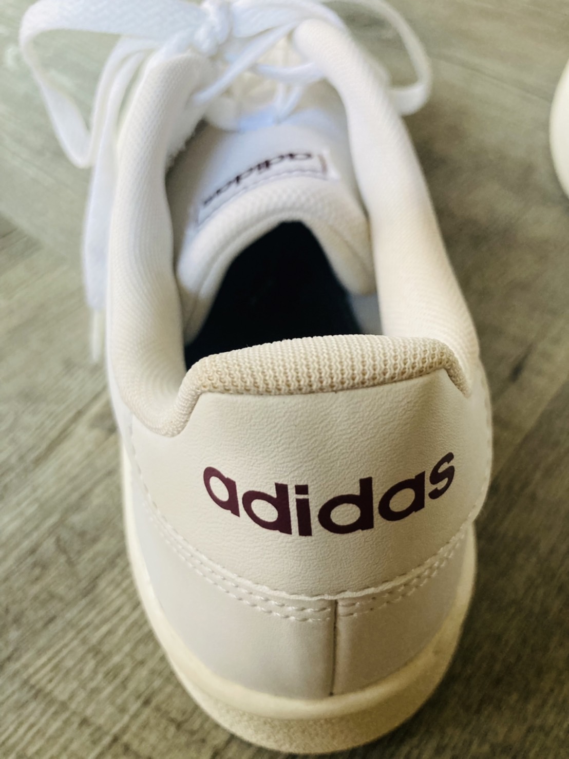 G 210107 รองเท้าผ้าใบสีขาว adidas ราคาเช่า 95 บาท ต่อ 1 วัน