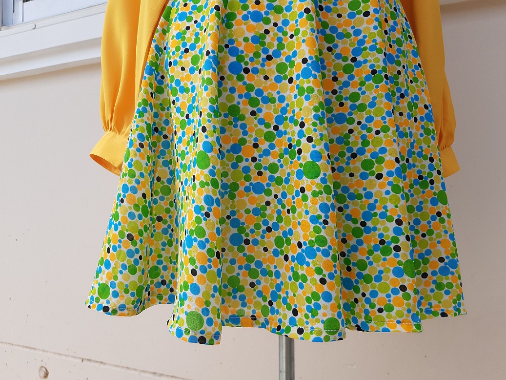 กระโปรงสั้นลายจุดสีสันสดใส