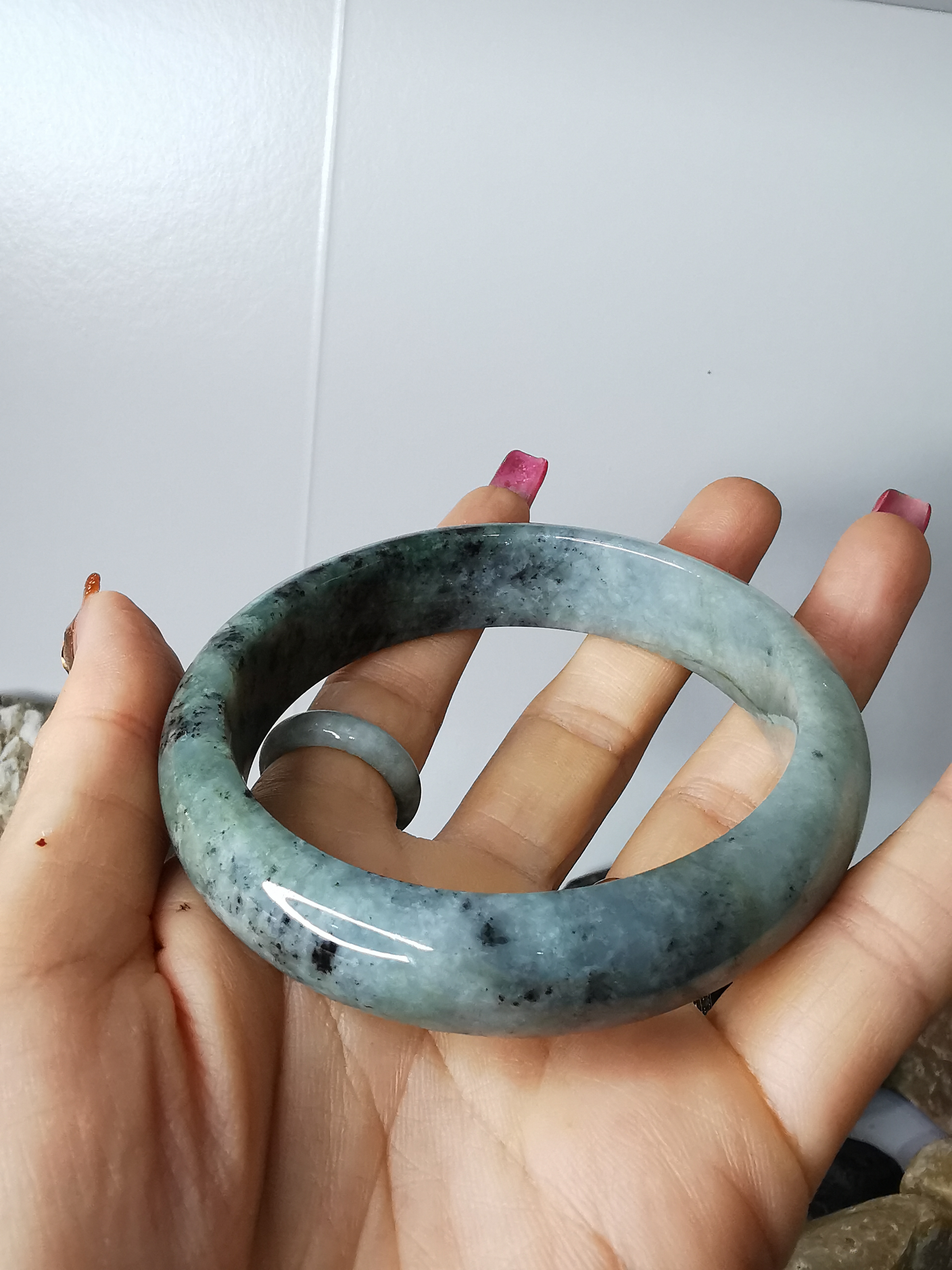 Green Grey Bangle กำไลหยกเจไดต์แท้ Diameter/ เส้นผ่านศูนย์กลางด้านใน 63 mm.