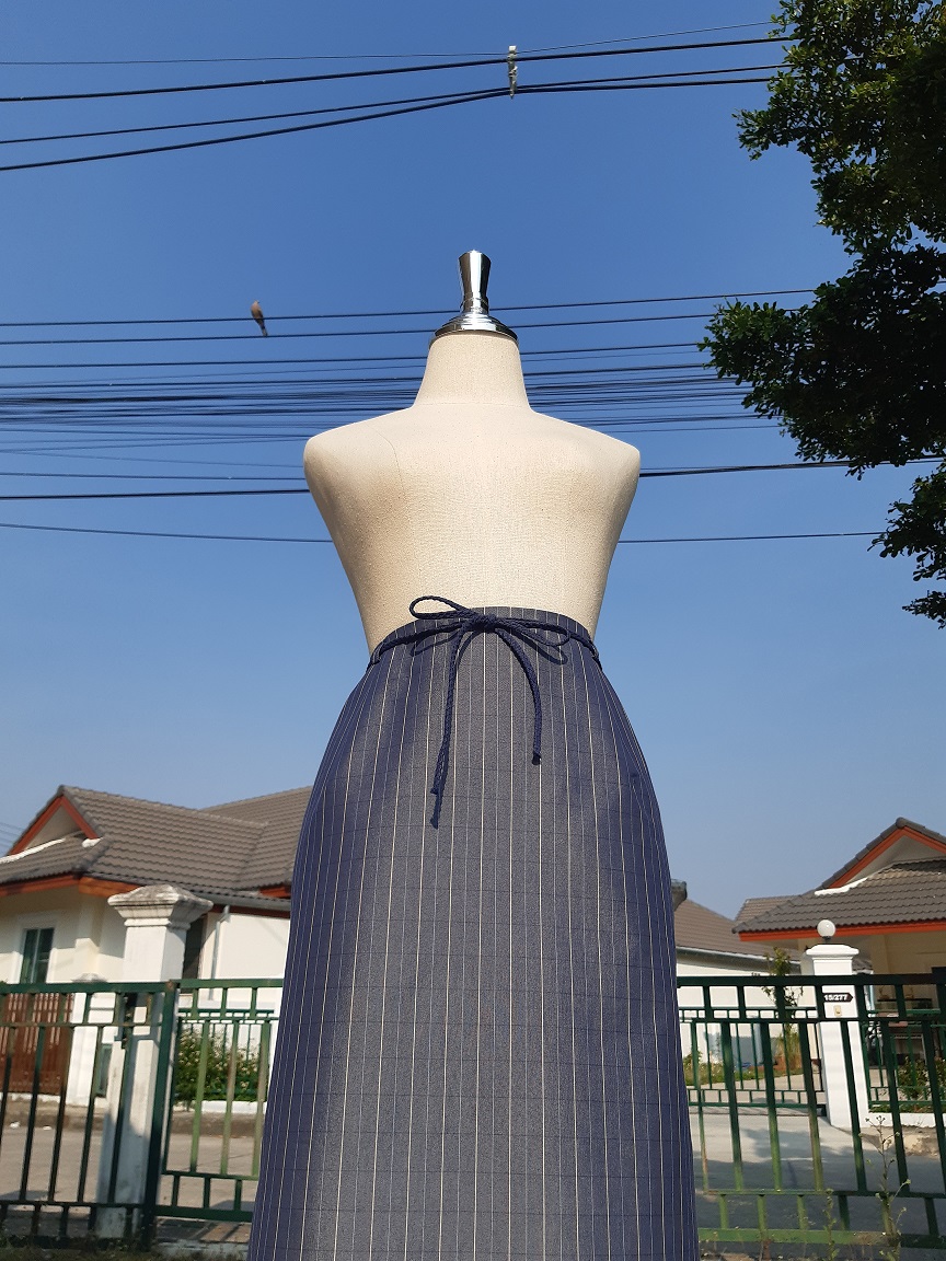 กระโปรงยาวลายทางสีน้ำเงิน