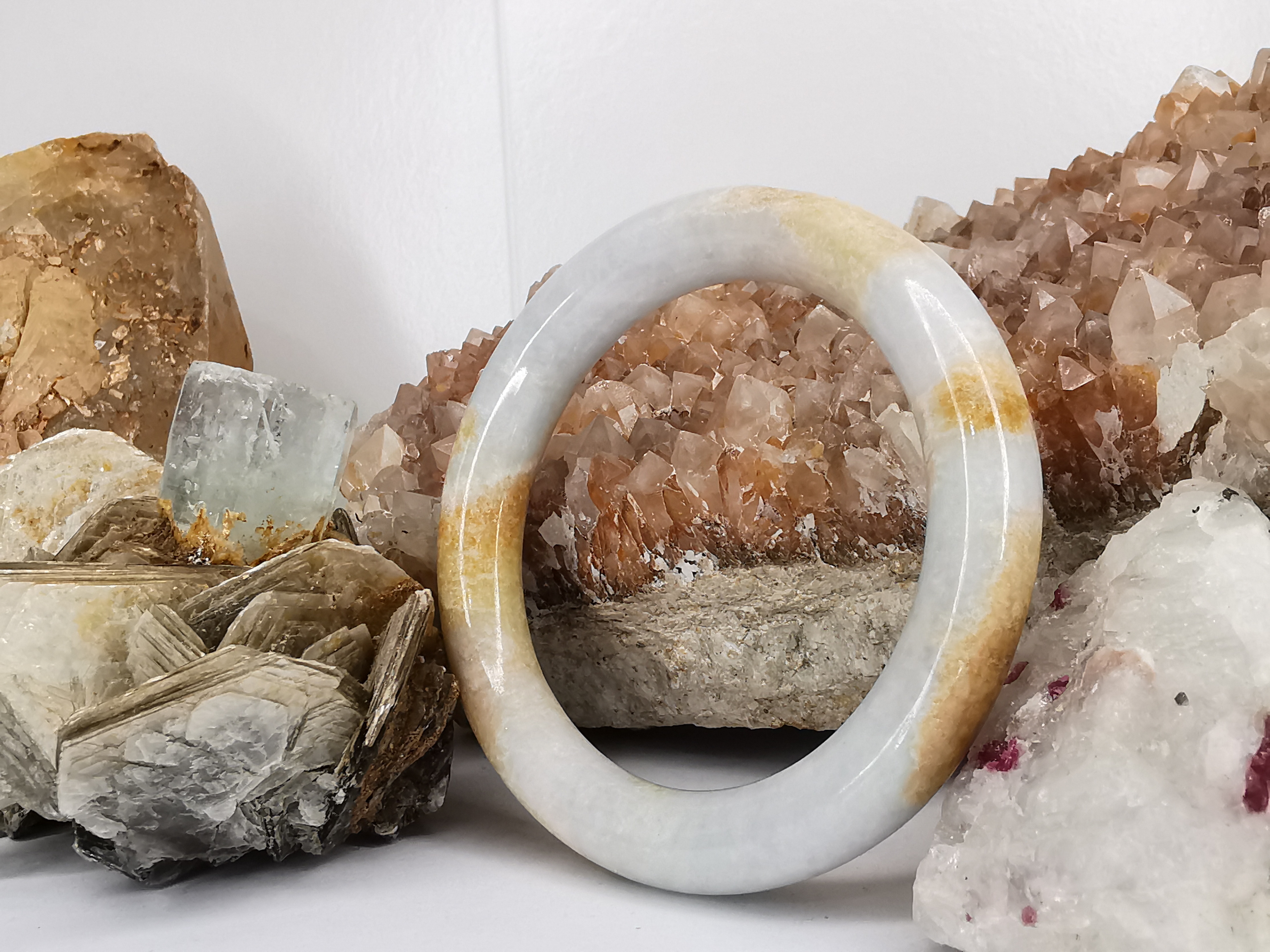 White Orange Jade Bangle กำไลหยกเจไดต์แท้ Diameter/ เส้นผ่านศูนย์กลางด้านใน 55 mm.