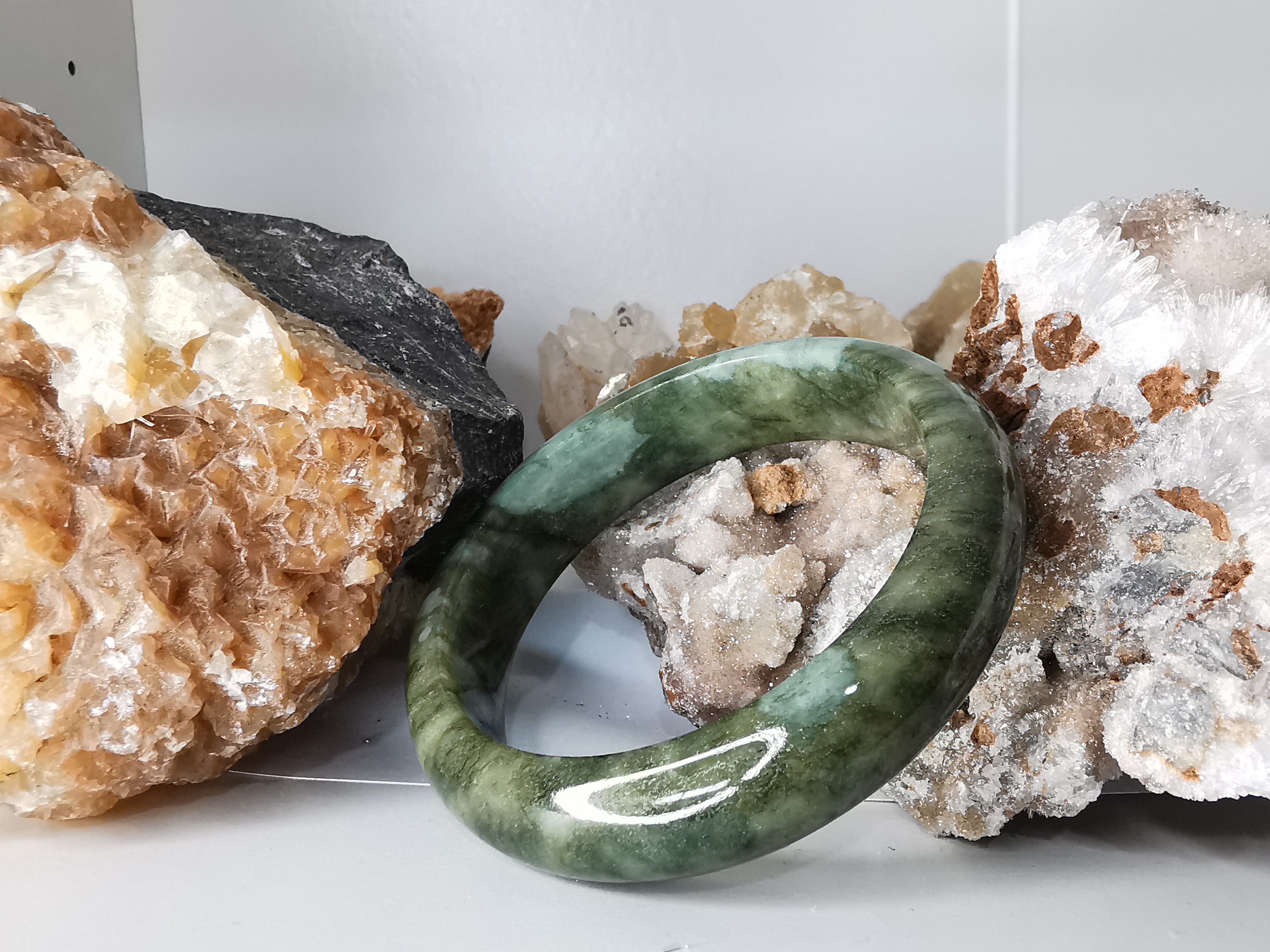 Green Brown Bangle กำไลหยกเจไดต์แท้ Diameter/ เส้นผ่านศูนย์กลางด้านใน 55 mm.