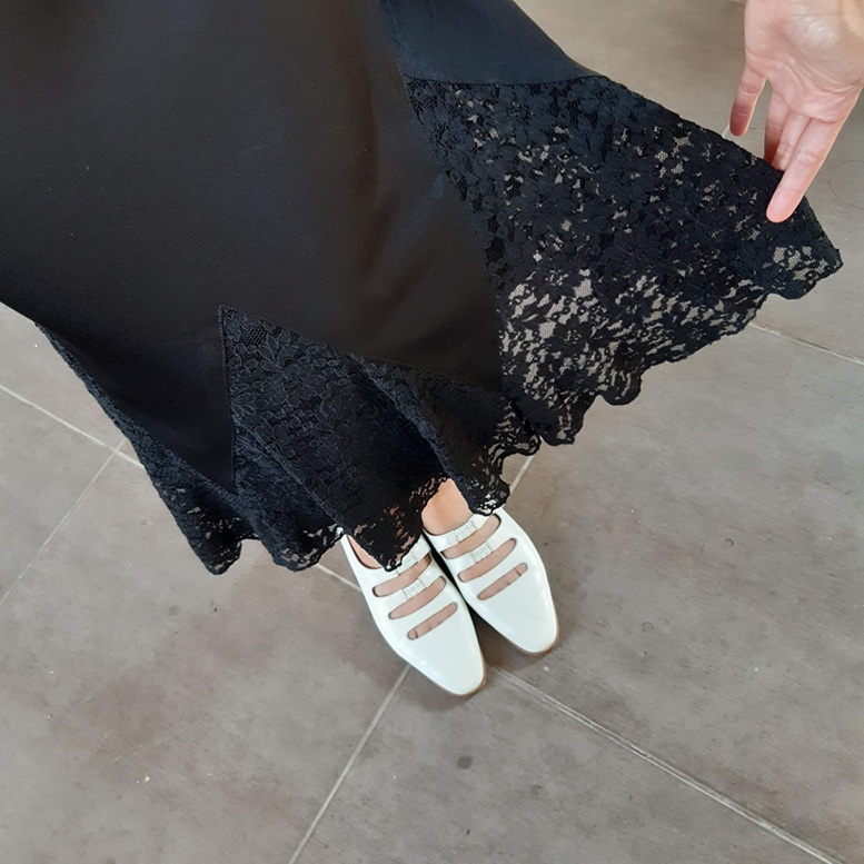 กระโปรงวินเทจทรงหางปลาสีดำ ชายต่อผ้าลูกไม้