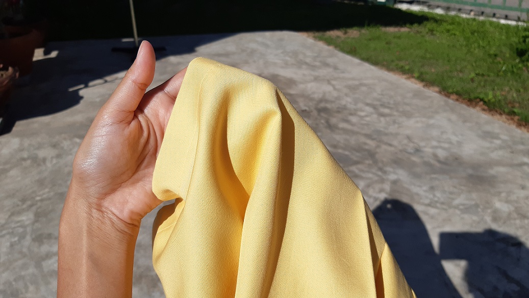 กระโปรงทรงเอผ่าหน้าสีเหลืองอ่อน