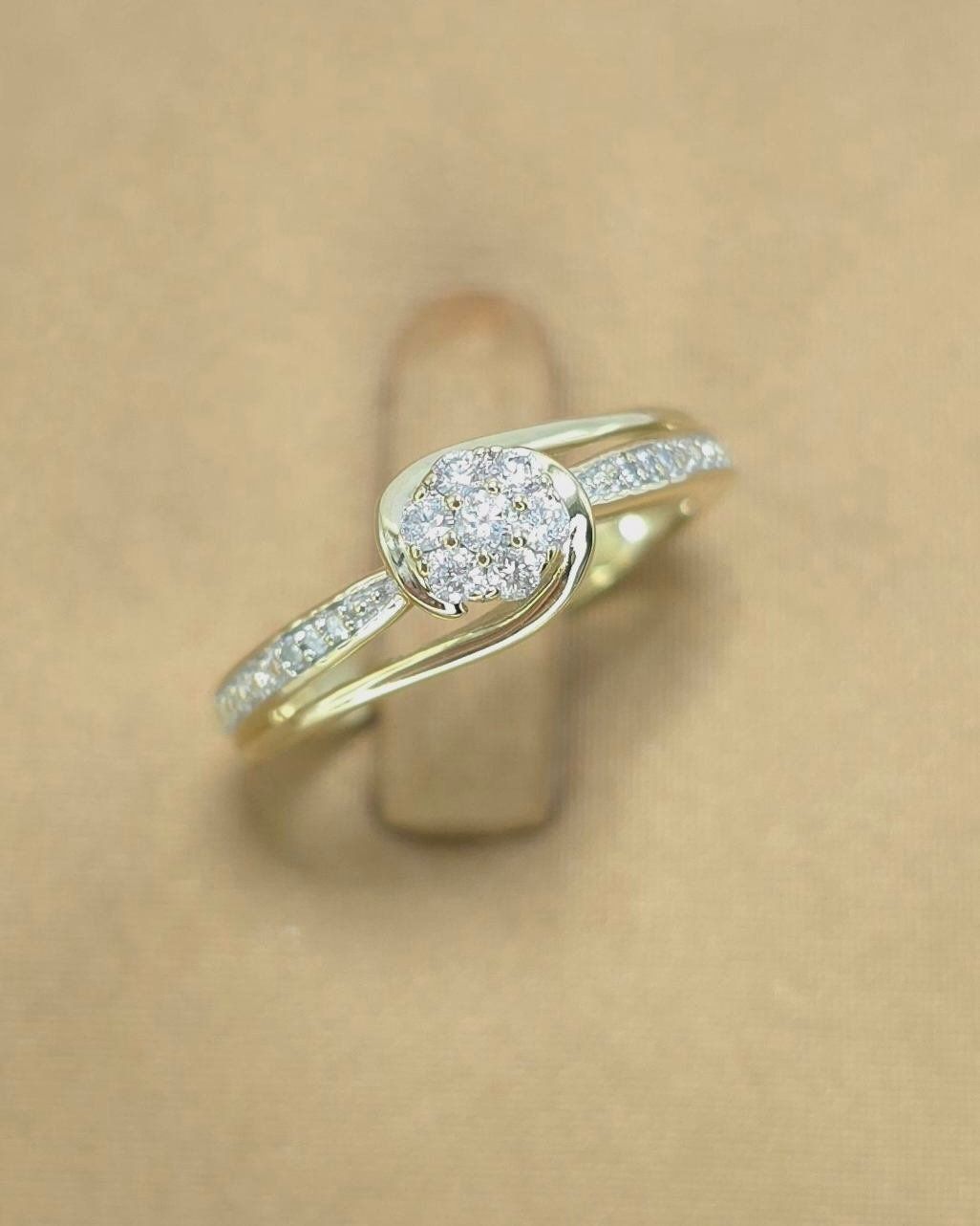 แหวนทองคำ 9K เพชรเกสร 7 เม็ด รวม 14 ตัง น้ำ 96-97 ความสะอาด i2-i3 เพชรกุหลาบ 0.25 ตัง 6 เม็ด รวม 1.5 ตัง ไซส์ 49 น้ำหนัก 2.45 กรัม ราคา 3,250.-(Net)