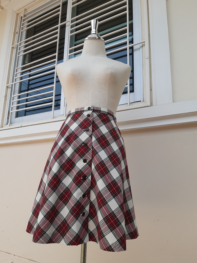 กระโปรงสั้นลายสก๊อตสีแดง