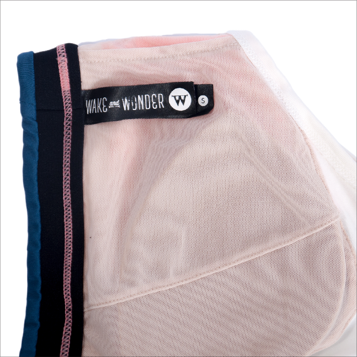 G 160068 เสื้อกีฬา (สปอร์ตบราครึ่งตัว) WAKE and WONDER ราคาเช่า 90 บาท ต่อ 1 วัน