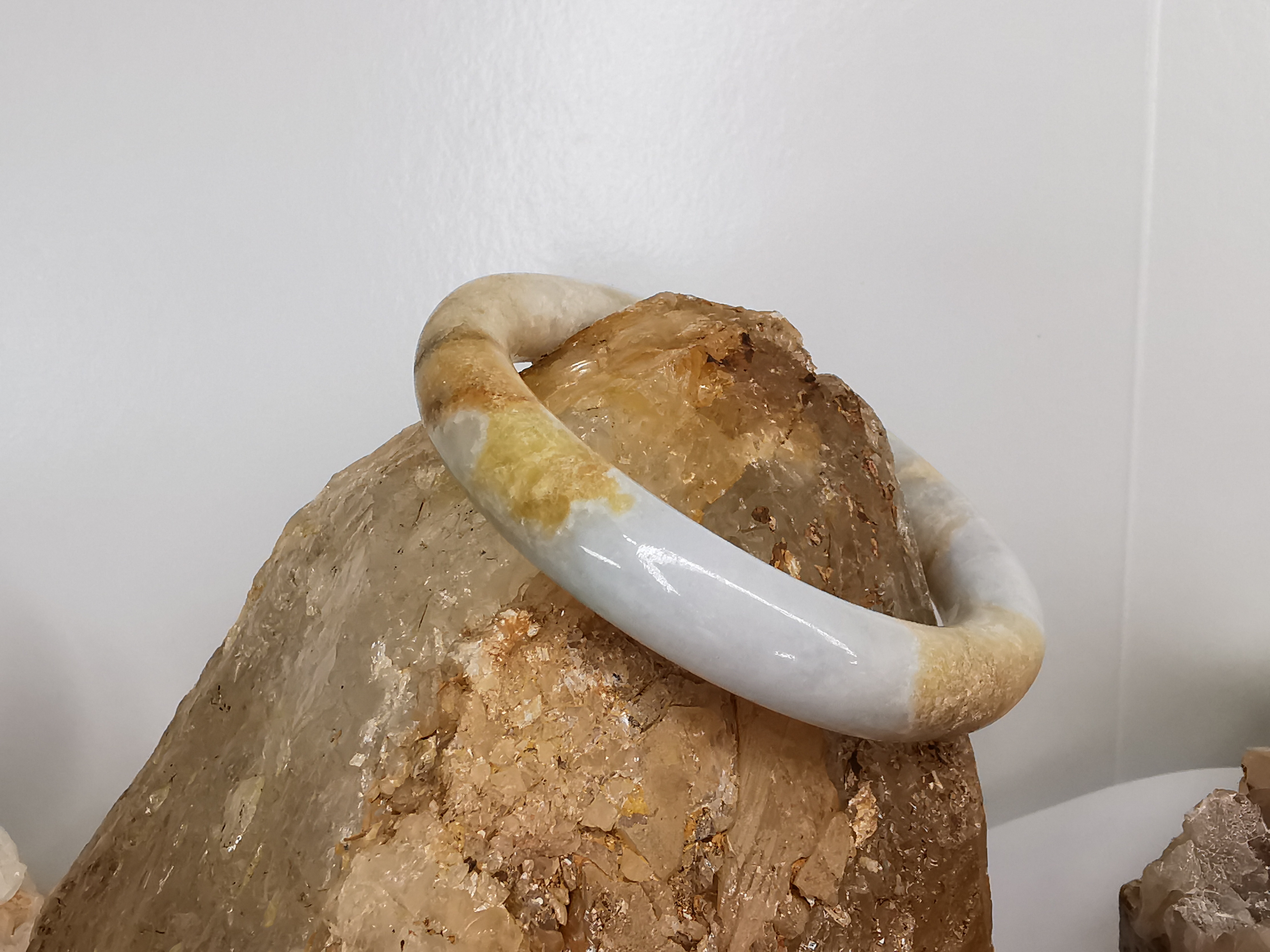 White Orange Jade Bangle กำไลหยกเจไดต์แท้ Diameter/ เส้นผ่านศูนย์กลางด้านใน 55 mm.