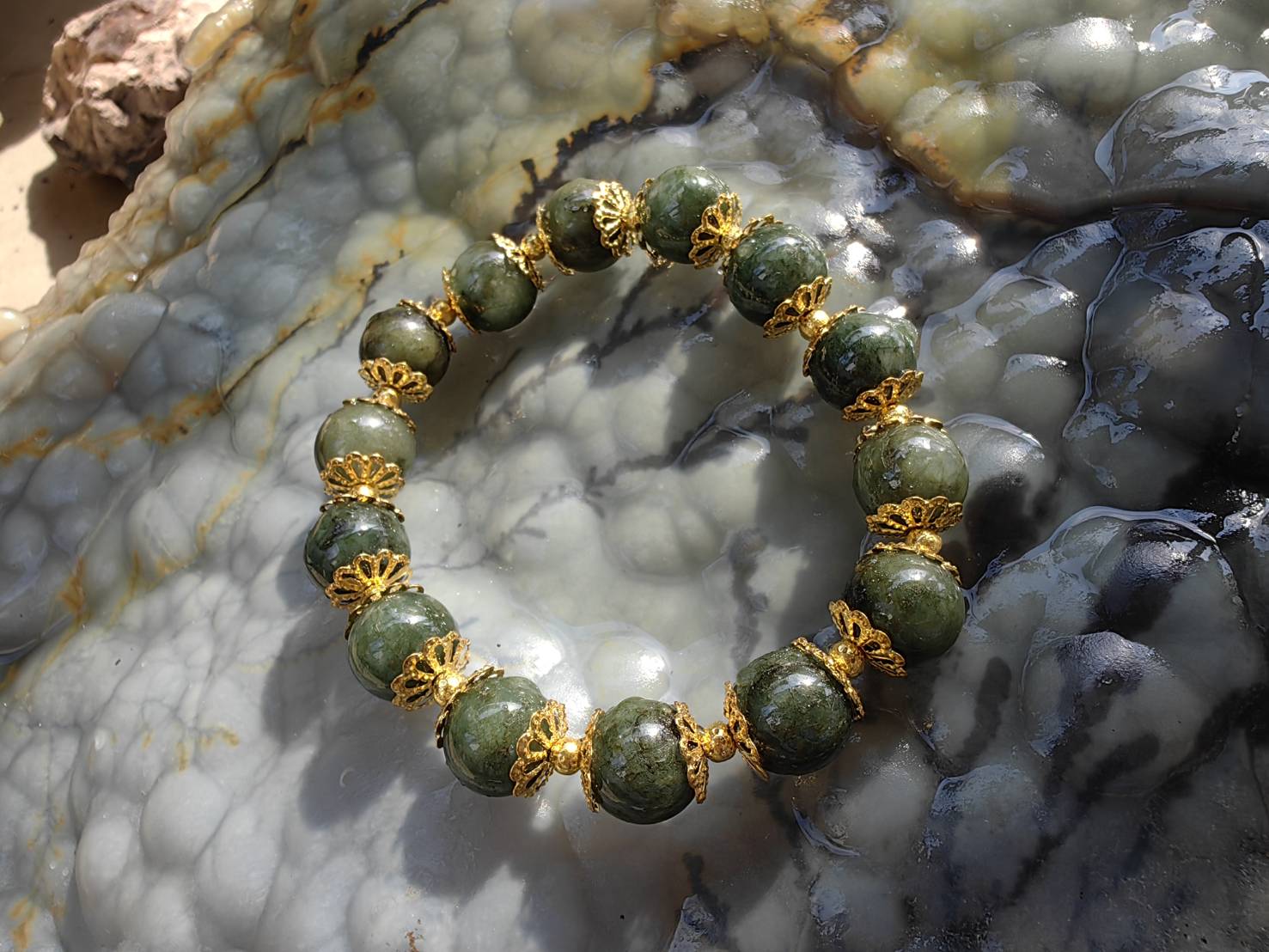 Burmese Jadeite Bracelets (Green) Round 10 mm. Flower Gold Plated กำไลข้อมือหยกพม่า เขียว กลม 10 mm. คั่นดอกไม้ทอง Free Size