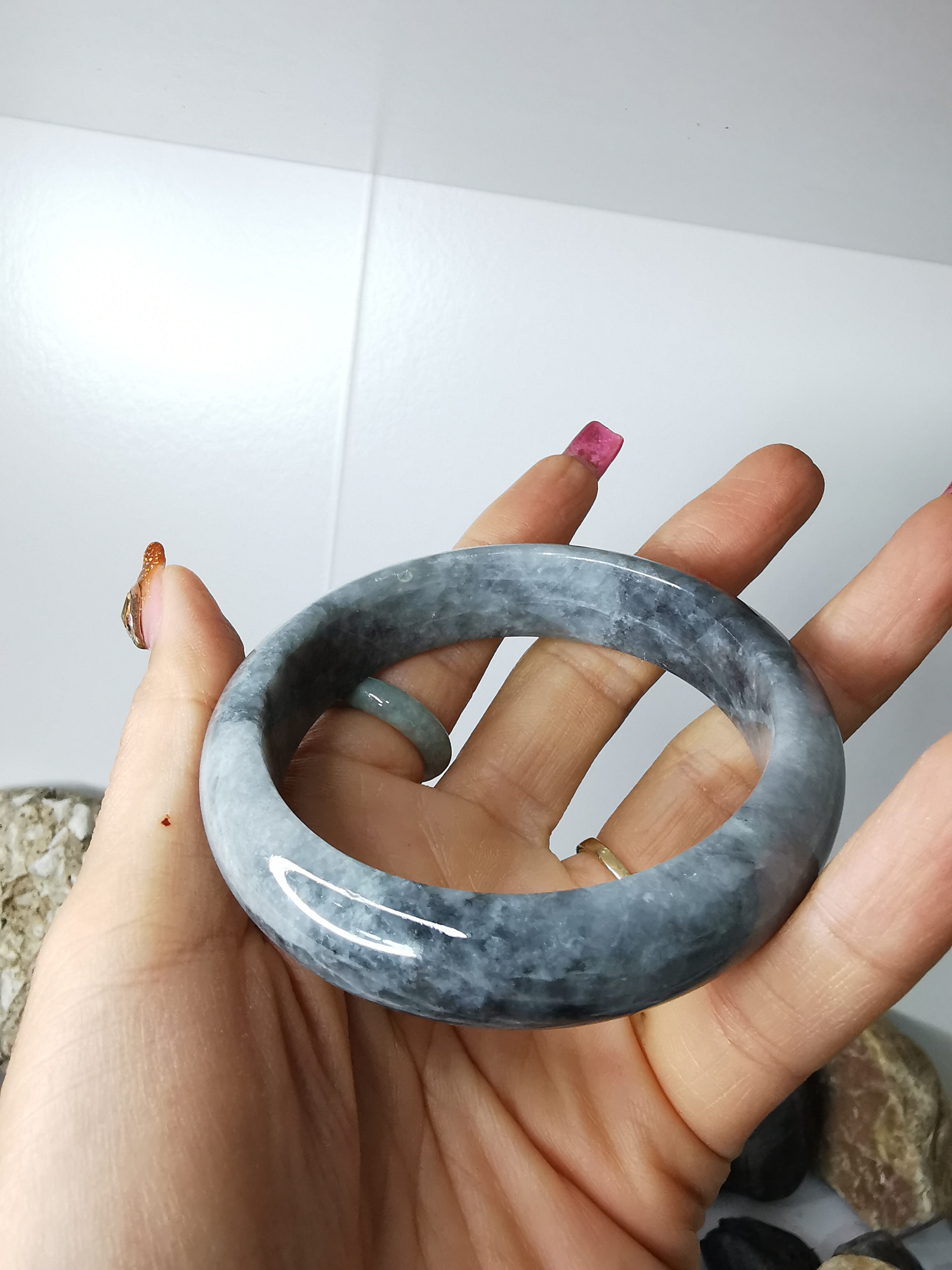 Grey Black Jade Bangle กำไลหยกเจไดต์แท้ Diameter/ เส้นผ่านศูนย์กลางด้านใน 58 mm.