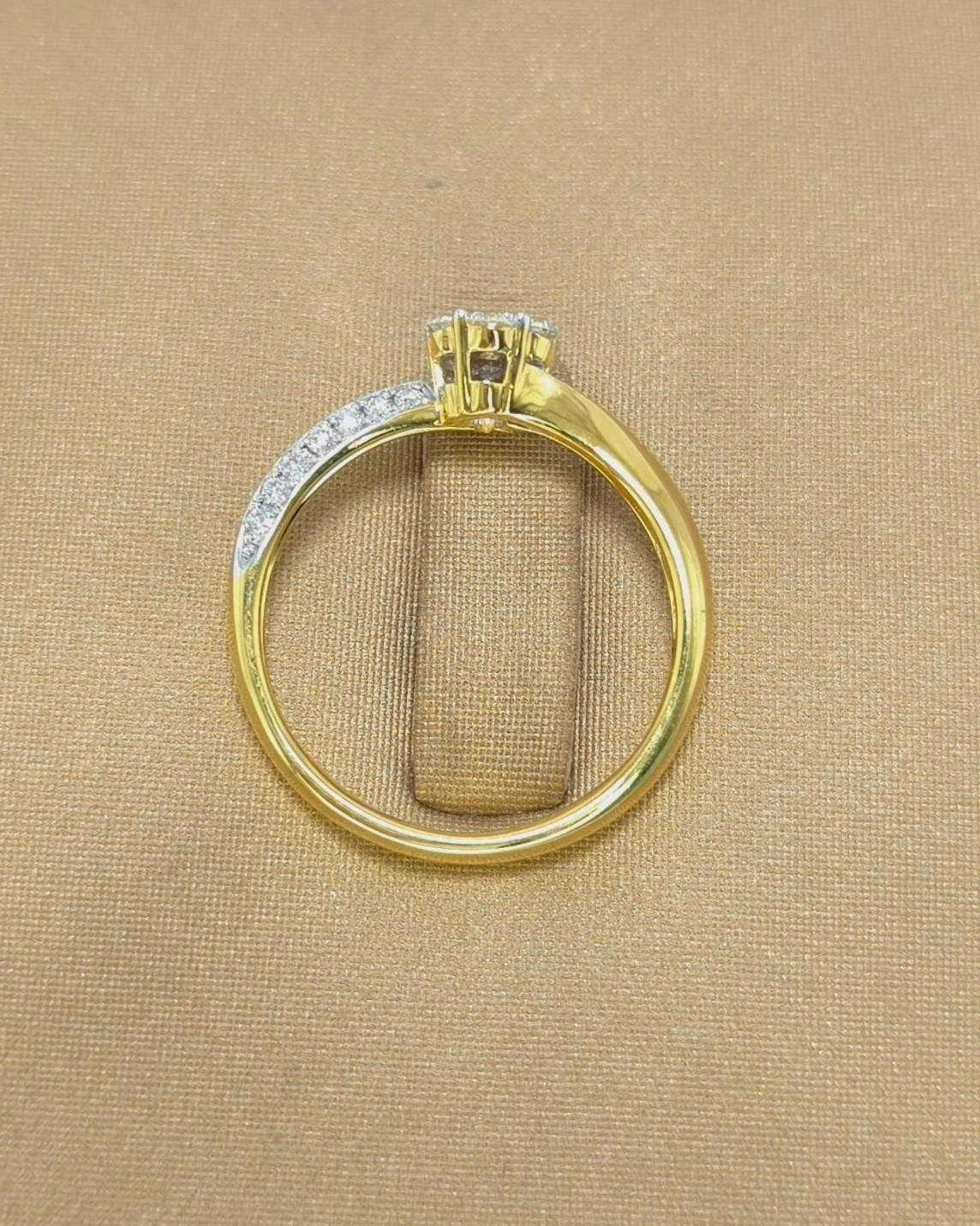 🚫ปิดการขาย(SoIdOut)🚫แหวนทองคำ 18k แบรนด์ Jubilee เพชรเกสร 4 ตัง 1 เม็ด 3 ตัง 6 เม็ด 1 ตัง 14 เม็ด รวม 36 ตัง น้ำ 99(E) ความสะอาด vvs สภาพสวยใหม่มาก ไซส์ 53 หน้ากว้าง 6 มิล น้ำหนัก 2.74 กรัม ราคา 11,500.-(Net)