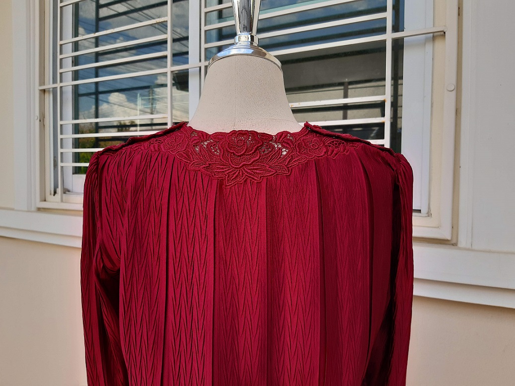 เสื้ออัดพลีทญี่ปุ่นสีแดง