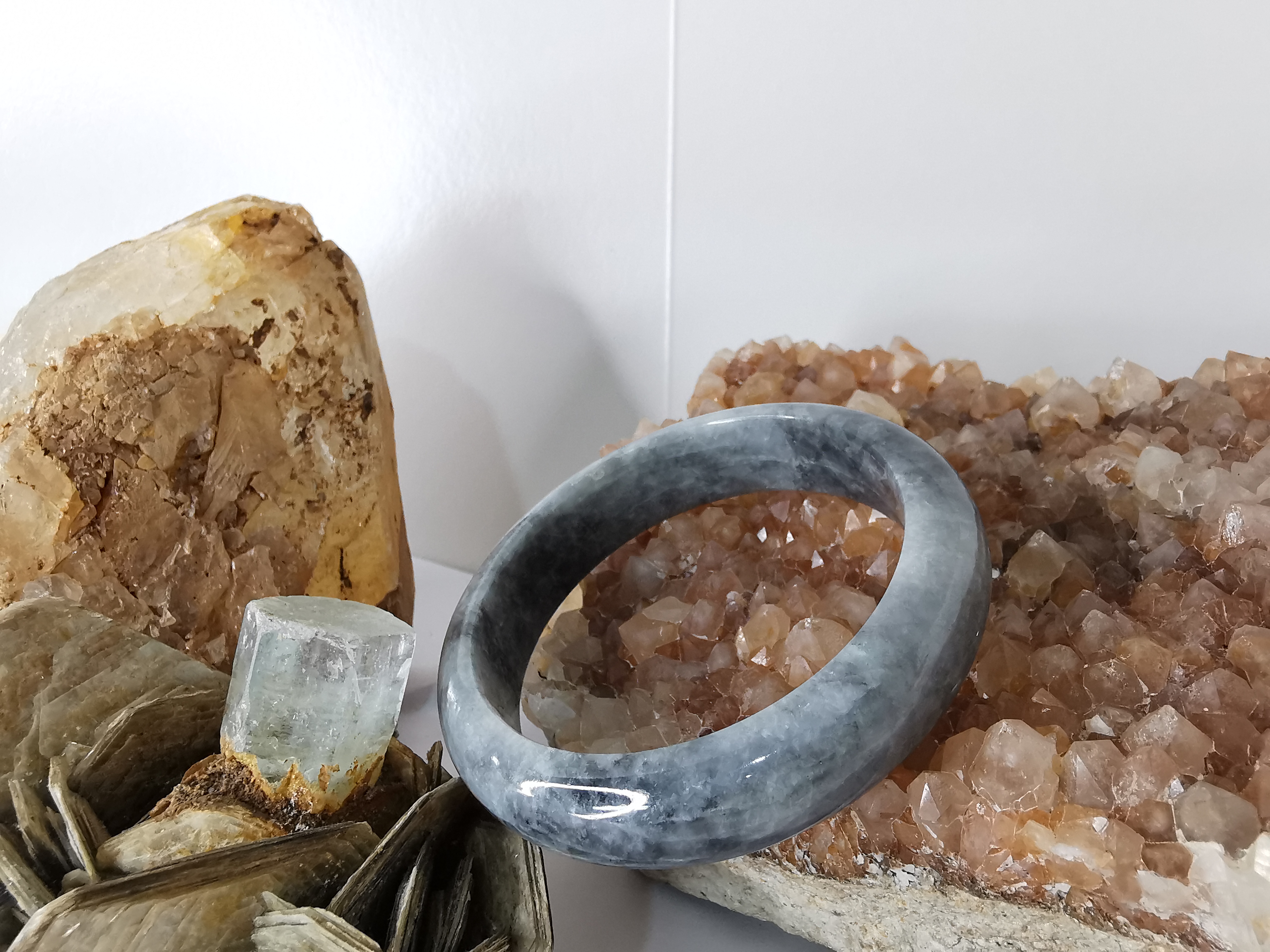 Grey Black Jade Bangle กำไลหยกเจไดต์แท้ Diameter/ เส้นผ่านศูนย์กลางด้านใน 58 mm.