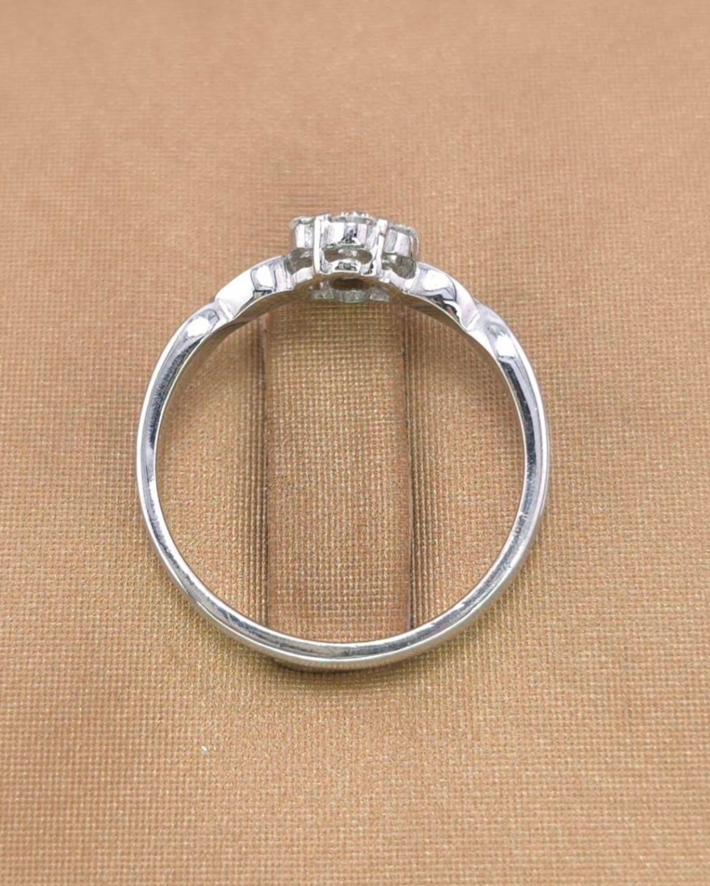 แหวนทองคำขาว 18K เพชรเกสร 8 ตัง 1 เม็ด 4 ตัง 6 เม็ด รวม 32 ตัง น้ำ 97-99 ความสะอาด vvs ไซส์ 52 น้ำหนัก 2.62 กรัม ราคา 8500.-(Net)