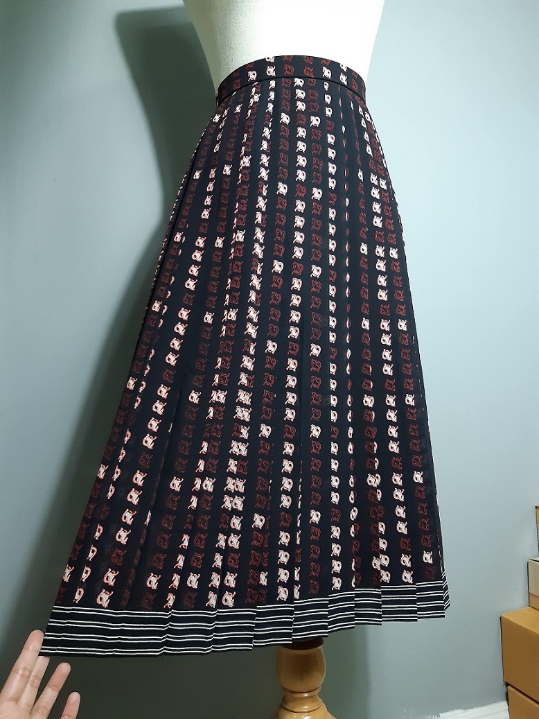 กระโปรงพลีทจีบรอบสีดำลายม้า