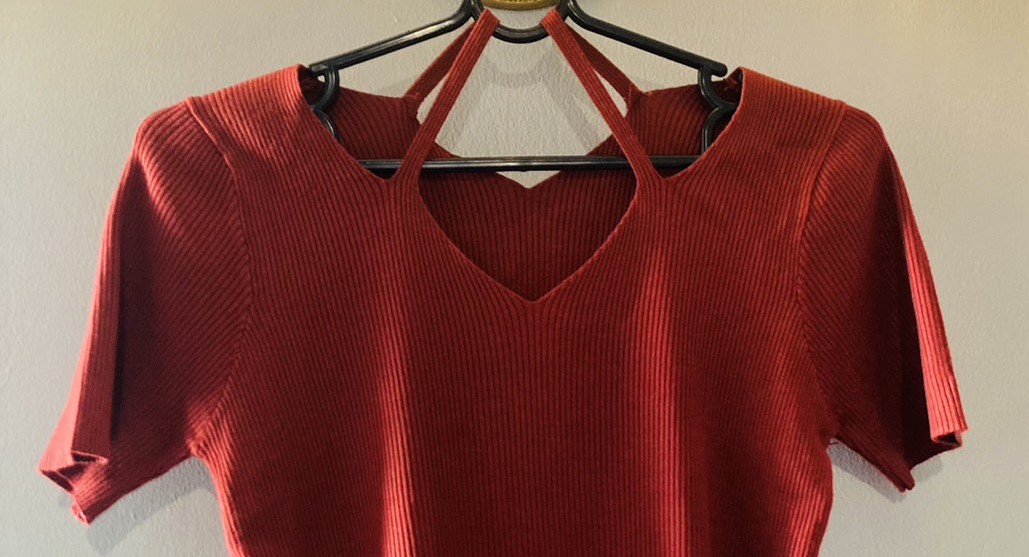 G 210202 เสื้อไหมพรมสีแดง ราคาเช่า 30 บาท ต่อ 1 วัน