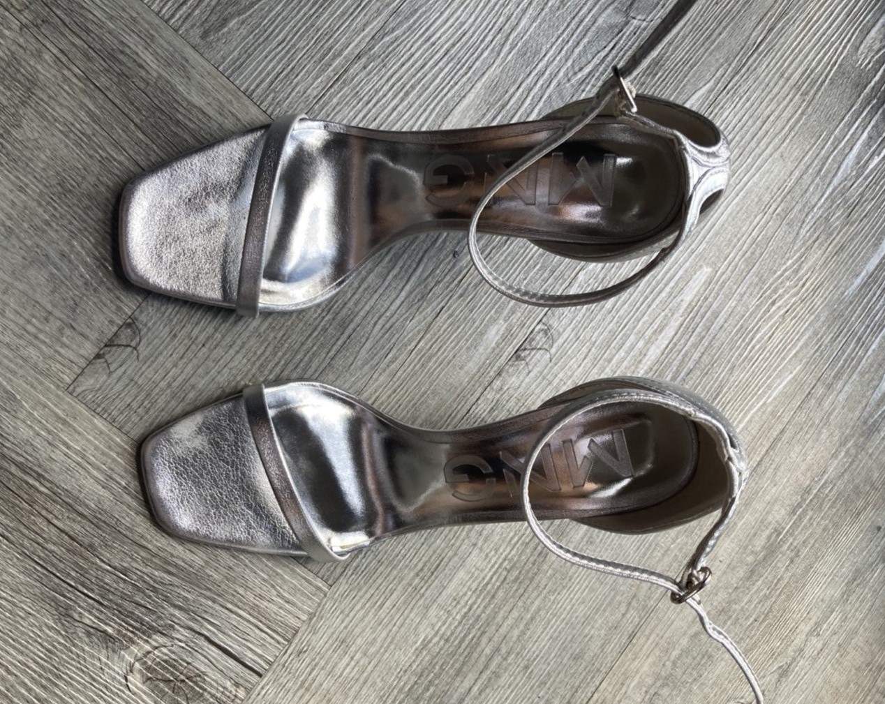 G 220270 รองเท้าคึทชูสีเงิน MNG ราคาเช่า 110 บาท ต่อ 1 วัน