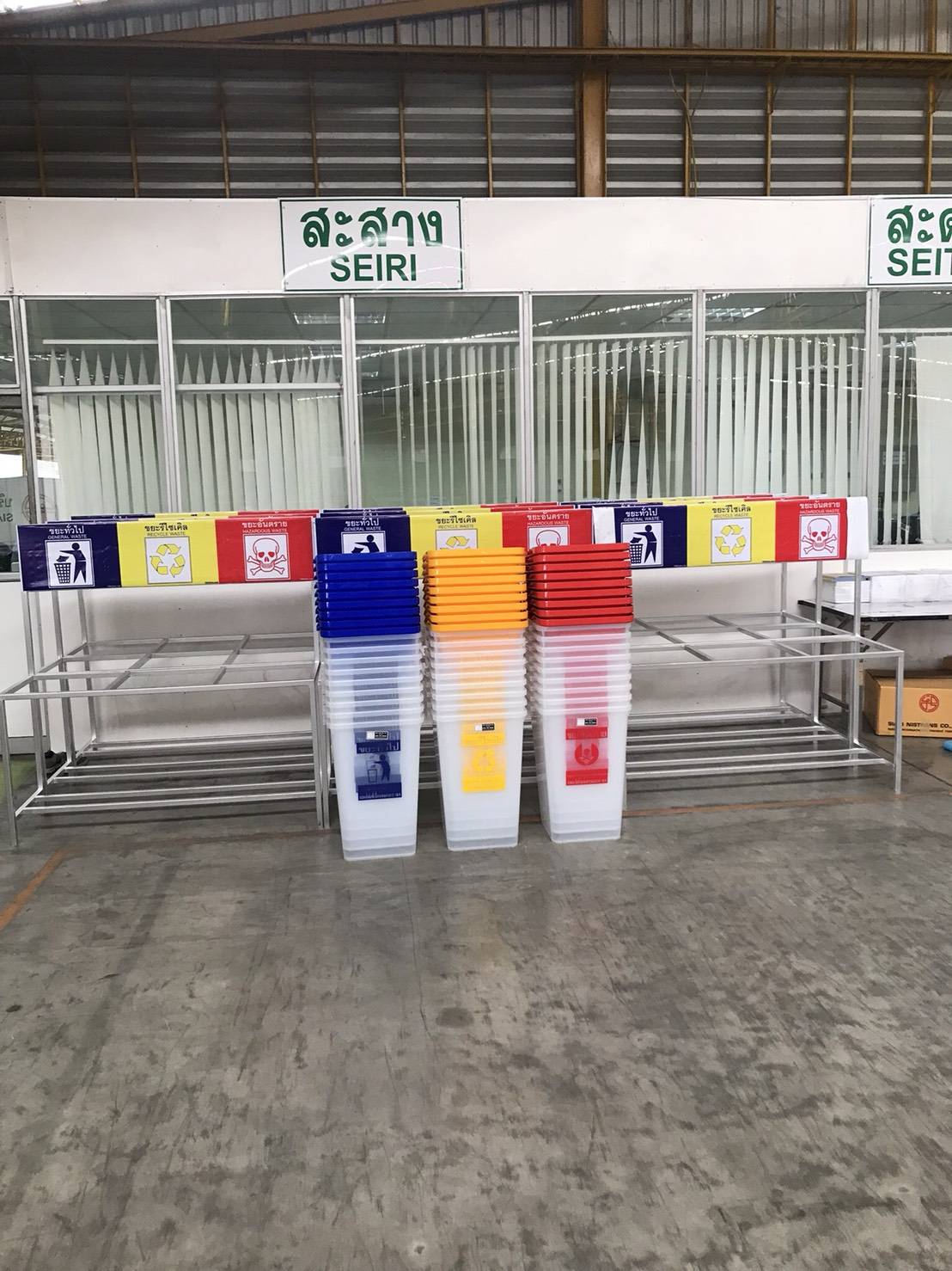 แท่นวางถังขยะแยกประเภท 60 ลิตร ขนาด 3 ช่อง มีแผงป้ายด้านหลัง