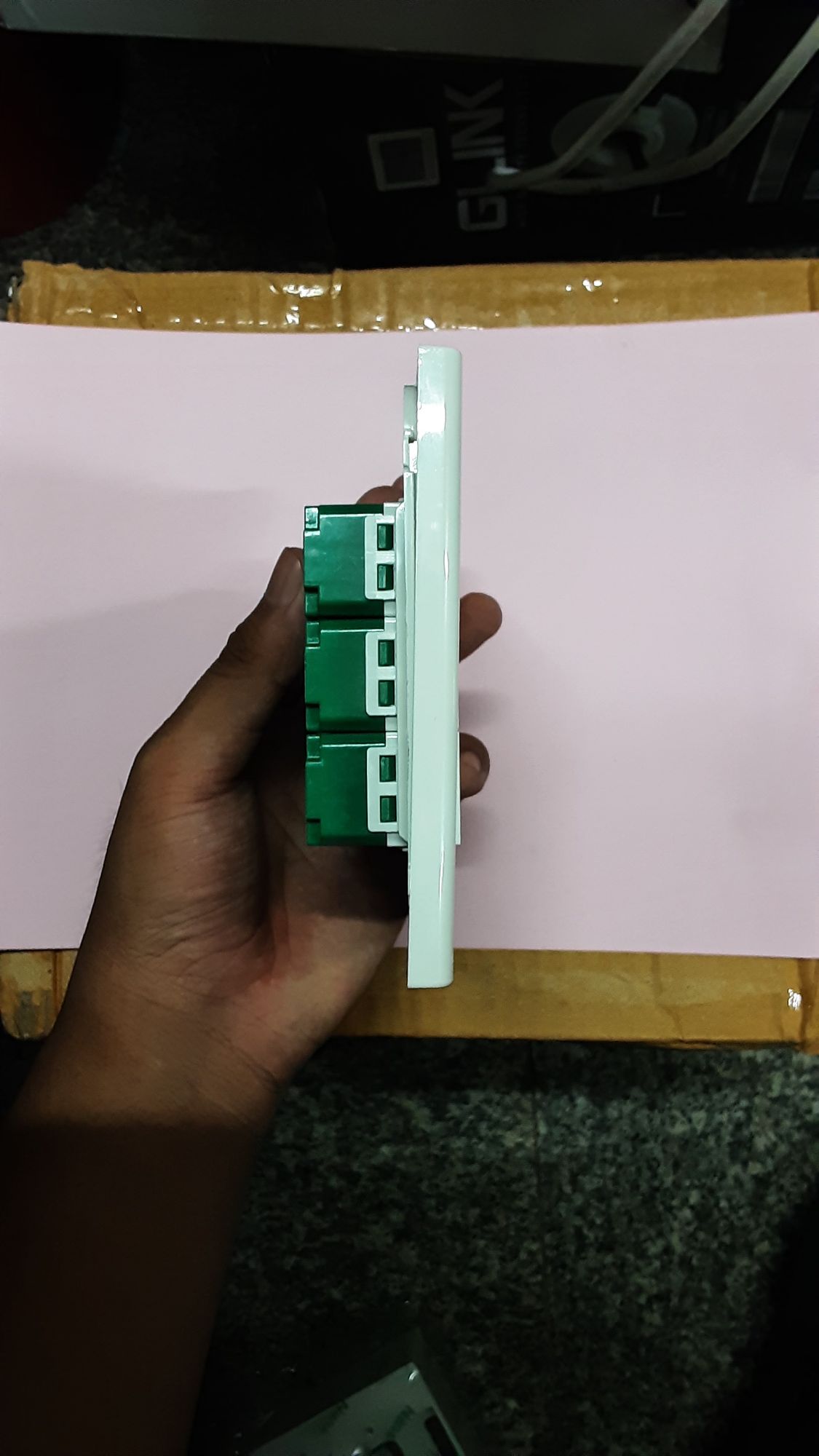 ชุดสวิตซ์ไฟสำเร็จ Panasonic เต้ารับเดียว 6 ช่อง พร้อมหน้ากาก 6 ช่อง บล็อกลอย4x4 สีขาว