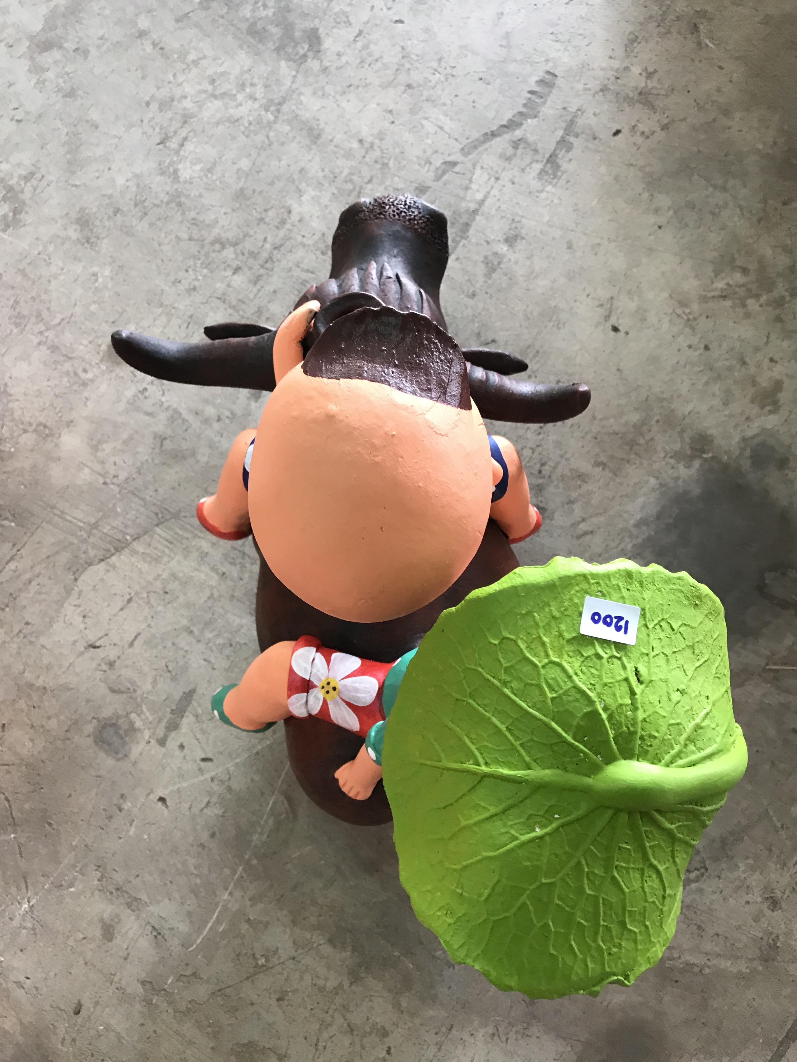 ตุ๊กตาดินเผาเด็กขี่ควายใหญ่