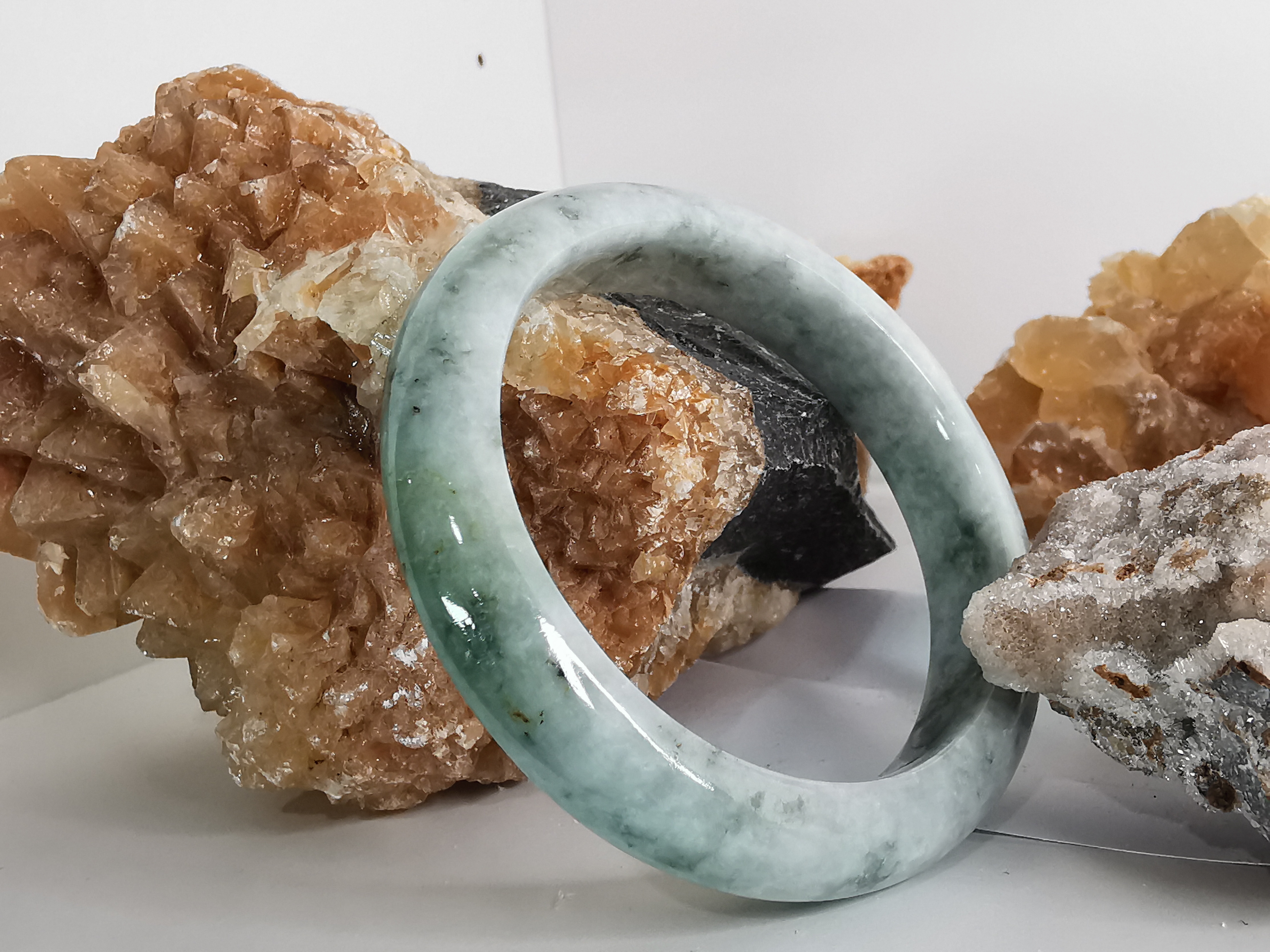 Green White Bangle กำไลหยกเจไดต์แท้ Diameter/ เส้นผ่านศูนย์กลางด้านใน 56 mm.