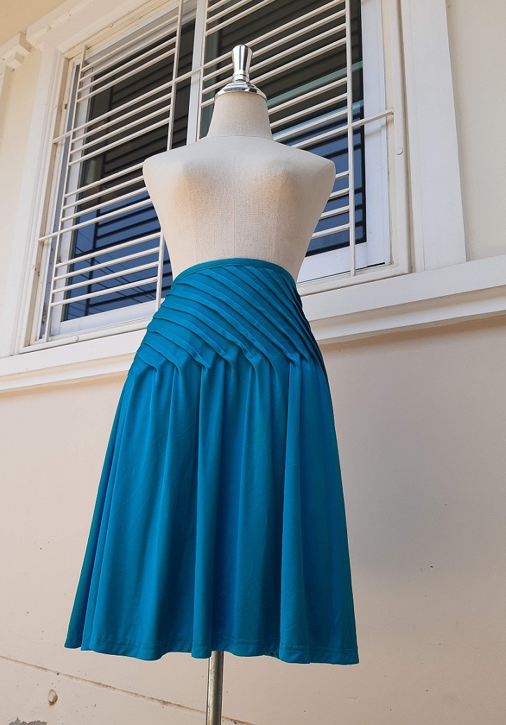 กระโปรงสั้นผ้าลื่นสีเขียวเทอควอยซ์