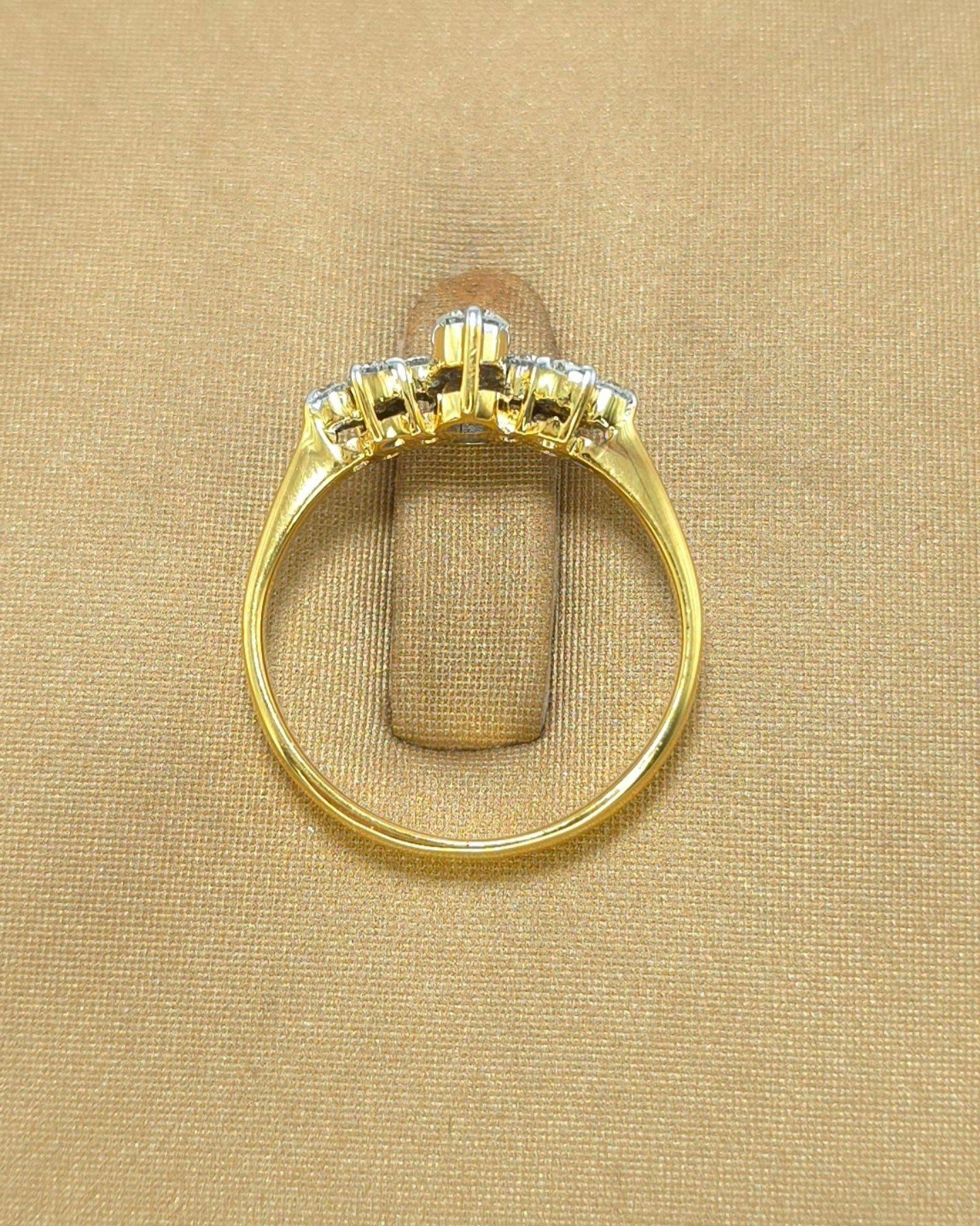 แหวนทองคำ 18K เพชรเกสร 10 ตัง 2 เม็ด 2 ตัง 8 เม็ด รวม 36 ตัง น้ำ 98-100 ความสะอาด vvs-vs หน้ากว้าง 6.5 มิล ไซส์ 51 น้ำหนัก 2.79 กรัม ราคา 10,900.-(Net)