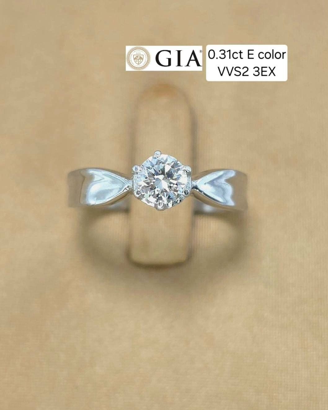 🚫ปิดการขาย(SoIdOut)🚫แหวนทองคำขาว 18K เพชรเกสร 31 ตัง 1 เม็ด น้ำ 99(E) VVS2 3 Excellent GIA: 2197375878 ใบสำเนา ไซส์ 50 น้ำหนัก 3.65 กรัม ราคา 21,000.-(Net)